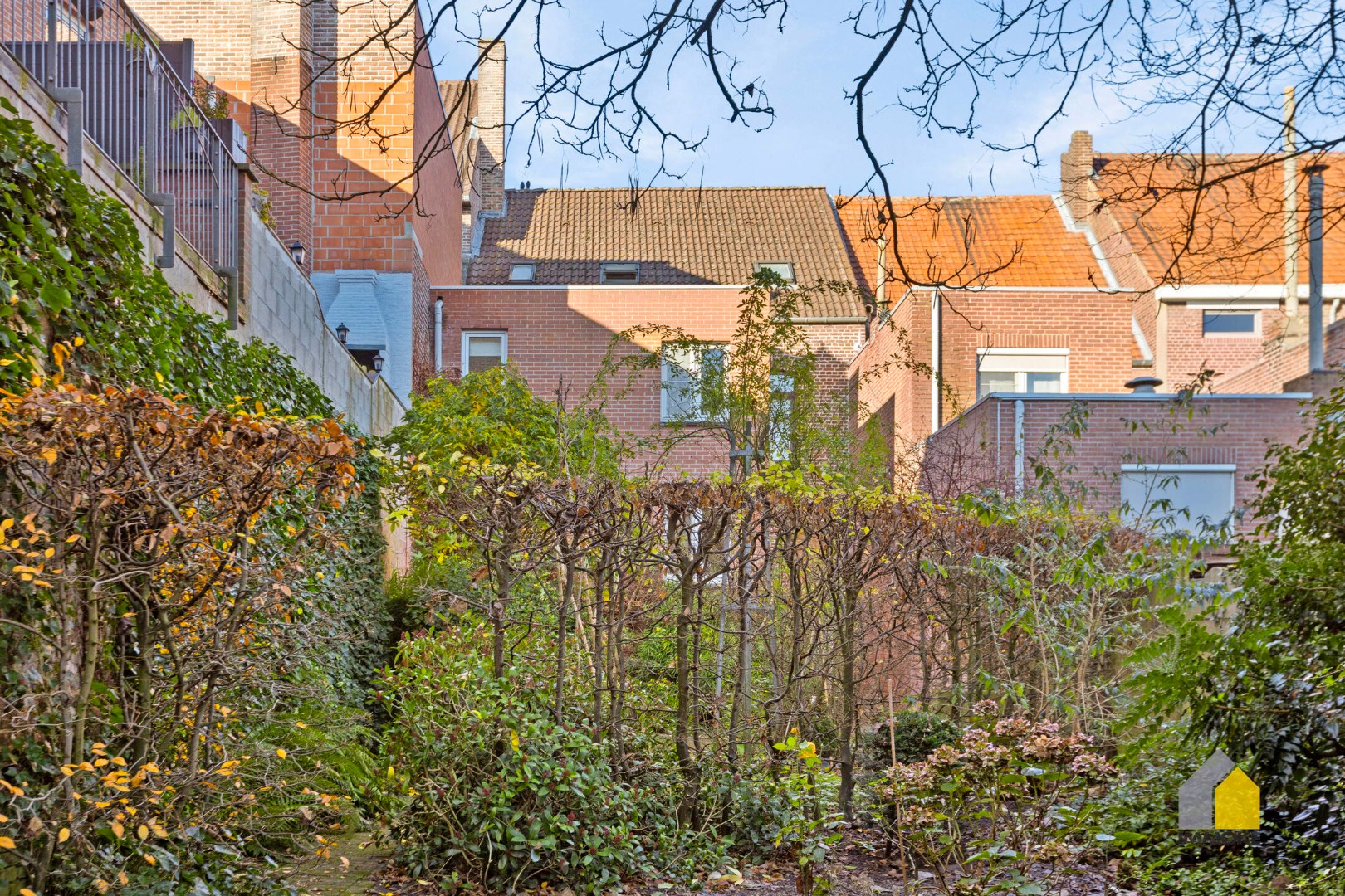 Gelijkvloers appartement (89 m&#178;) met 2 slaapkamers, stadstuintje en kelderberging. 