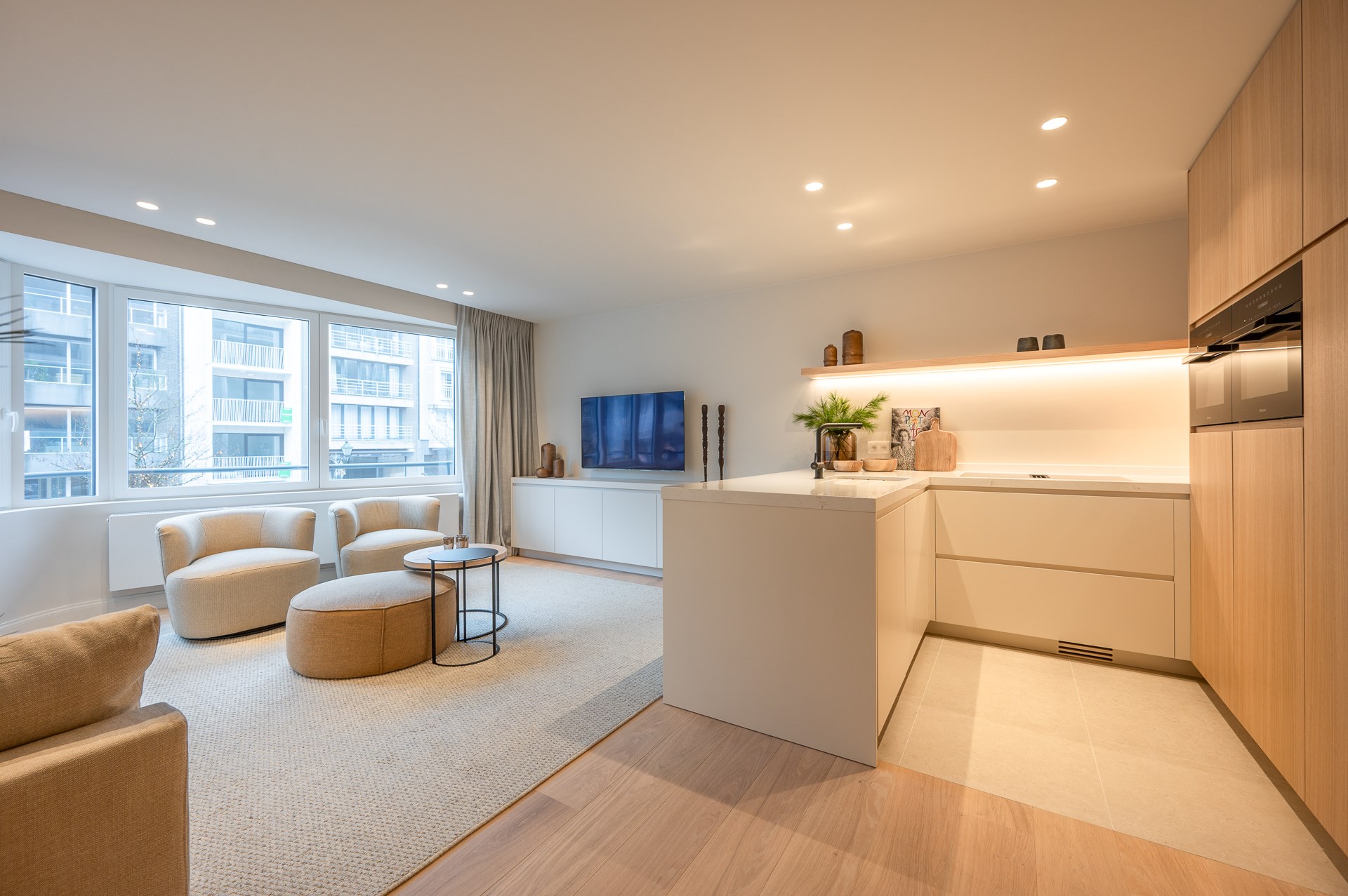 Appartement de 3 chambres r&#233;nov&#233; avec go&#251;t, situ&#233; au centre de l&#39;avenue Lippens &#224; Knokke. 