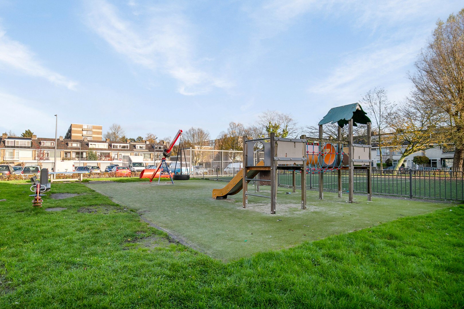 4-kamer Top appartement op de 3e verdieping met 2 balkons, berging in de onderbouw en gelegen op eigen grond! 