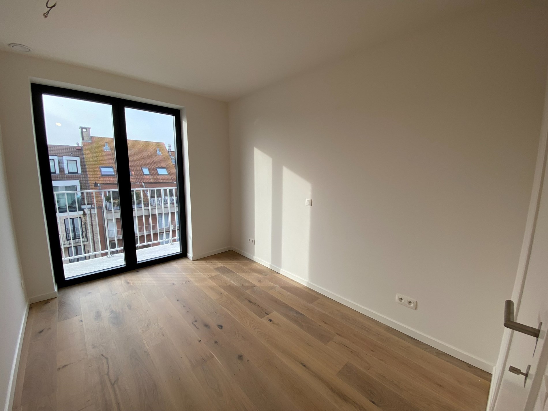 ONGEMEUBELD - Nieuwbouw appartement met 2 slaapkamers gelegen op de Lippenslaan te Knokke met een OPEN ZICHT over de GOLF! 