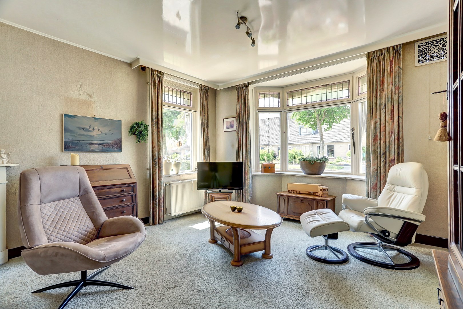 Voor het eerst sinds 1967 weer beschikbaar! Deze karaktervolle jaren ’30 woning met diepe tuin, bergingen en slaapkamer op de begane grond wacht op een nieuwe toekomst. 