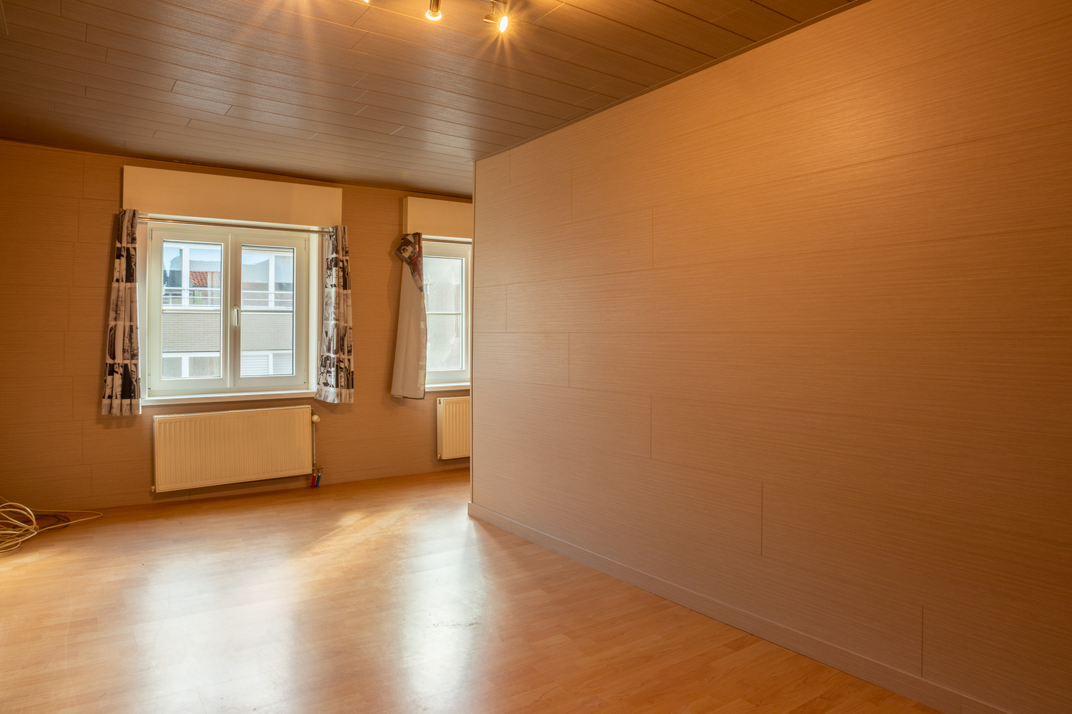 Centraal gelegen, zeer ruim en knap gerenoveerd rijhuis met patio, 5 slaapkamers (mog. 6) 