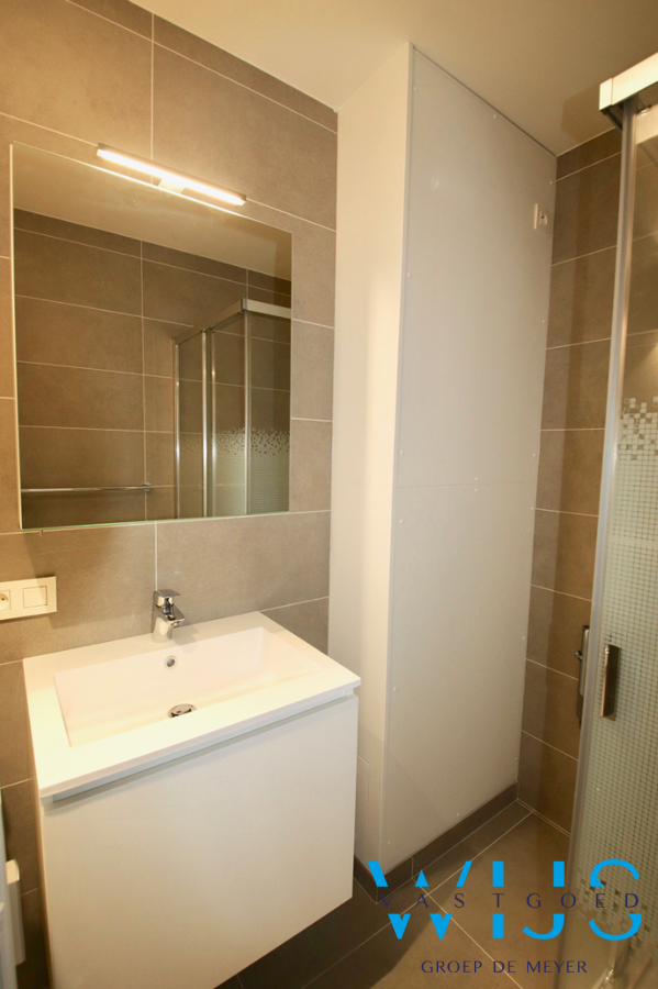 Gerenoveerd 2 slaapkamerappartement met garage te Evergem! 