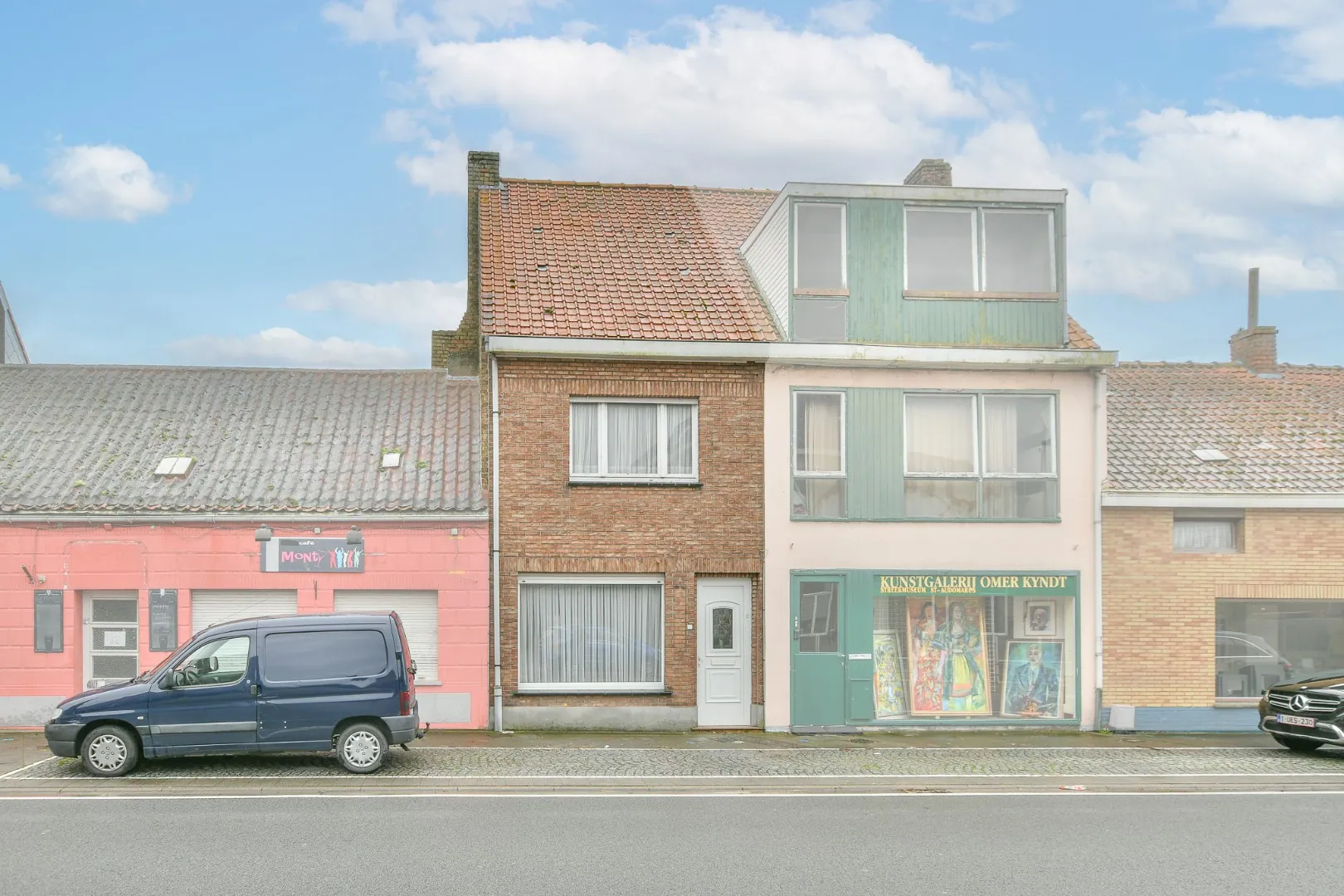 Rijwoning met enorm potentieel en zongerichte tuin.