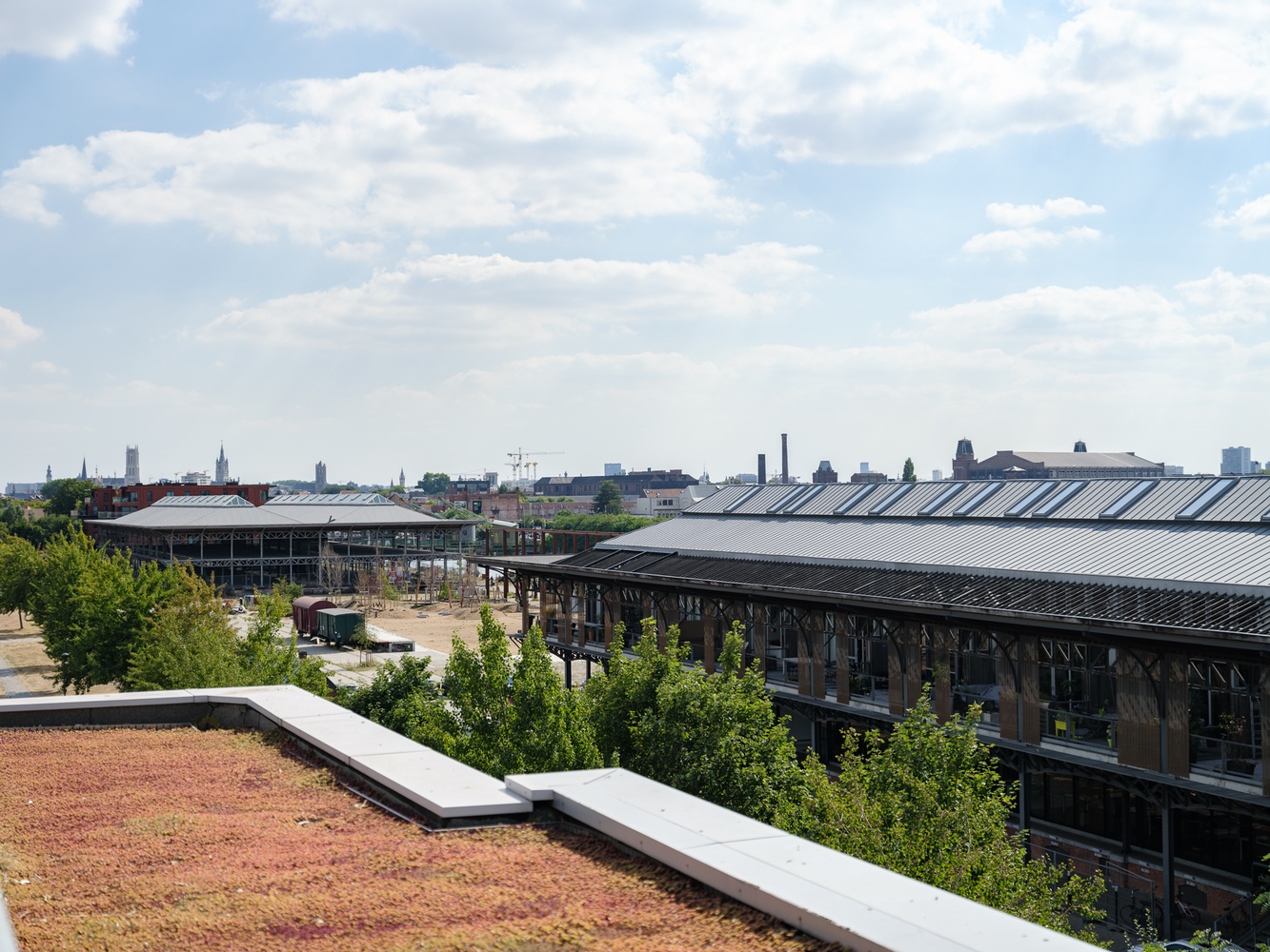 Exclusief wonen. Uitzonderlijk, luxueus en ruim (191m&#178;) appartement met terras en fenomenaal zicht op water. 