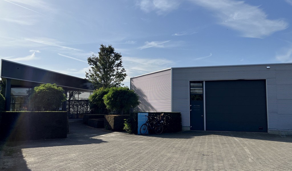 Instapklaar bedrijfsgebouw aan R42 te Sint-Niklaas