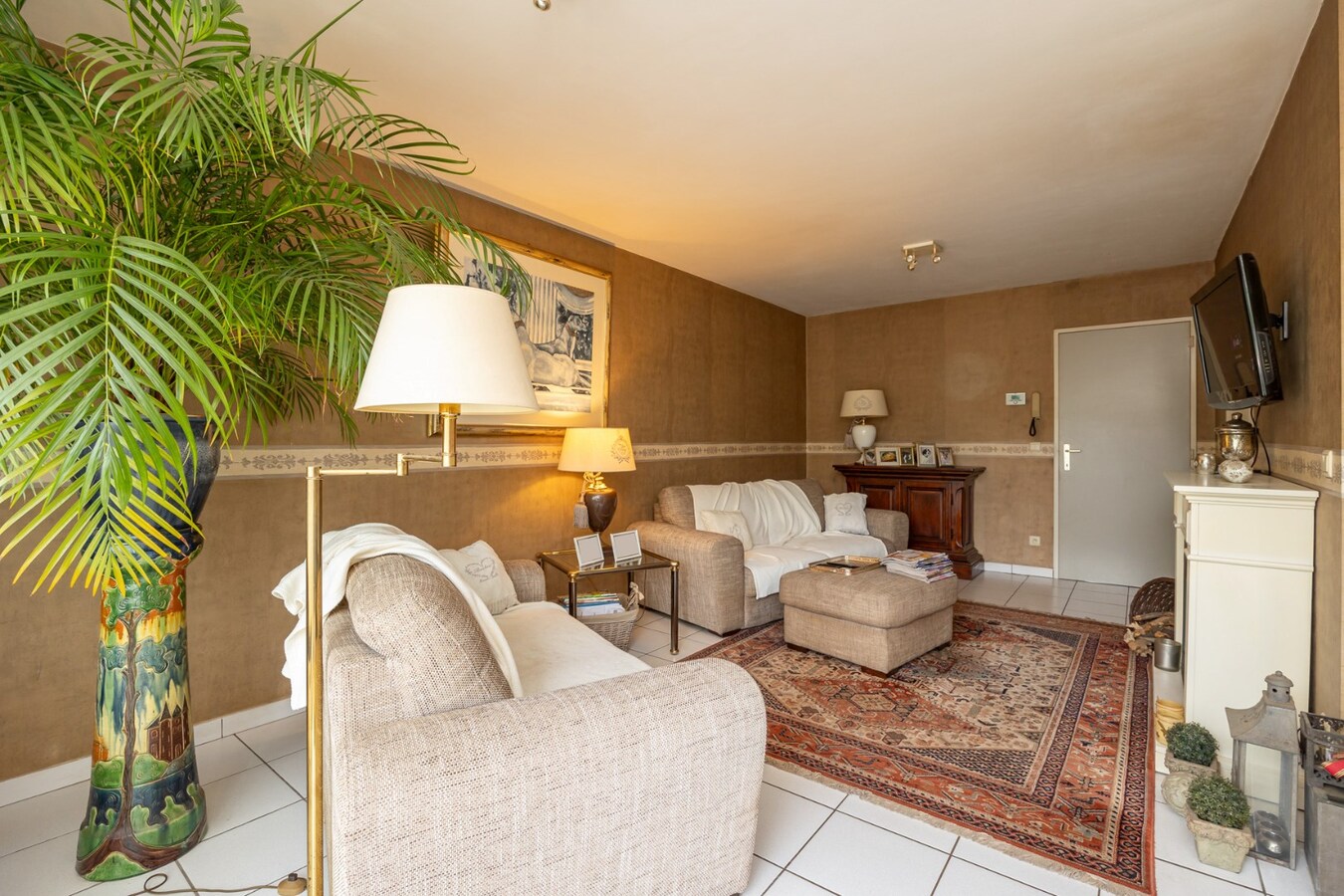 Opbrengsteigendom met 5 appartementen en 3 garages 