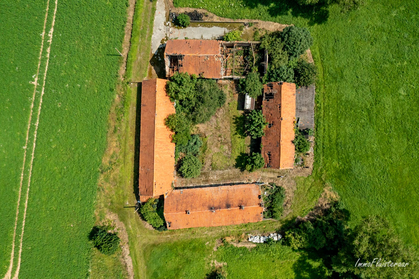 Historische gesloten vierkante hoeve op circa 2ha. 