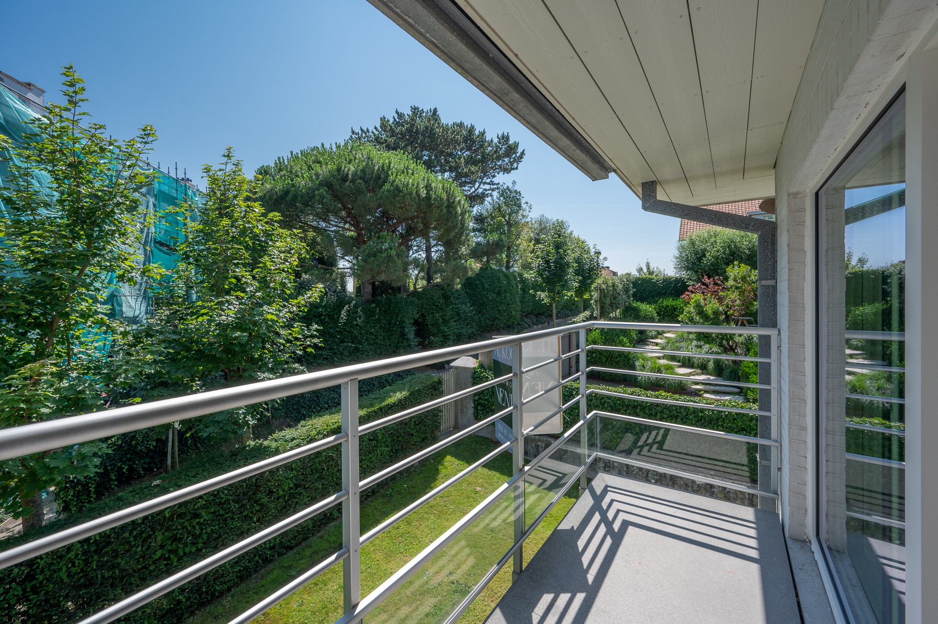 Magnifique appartement d&#39;angle r&#233;nov&#233; situ&#233; au premier &#233;tage dans le Cottagepad &#224; Knokke-Het Zoute. 