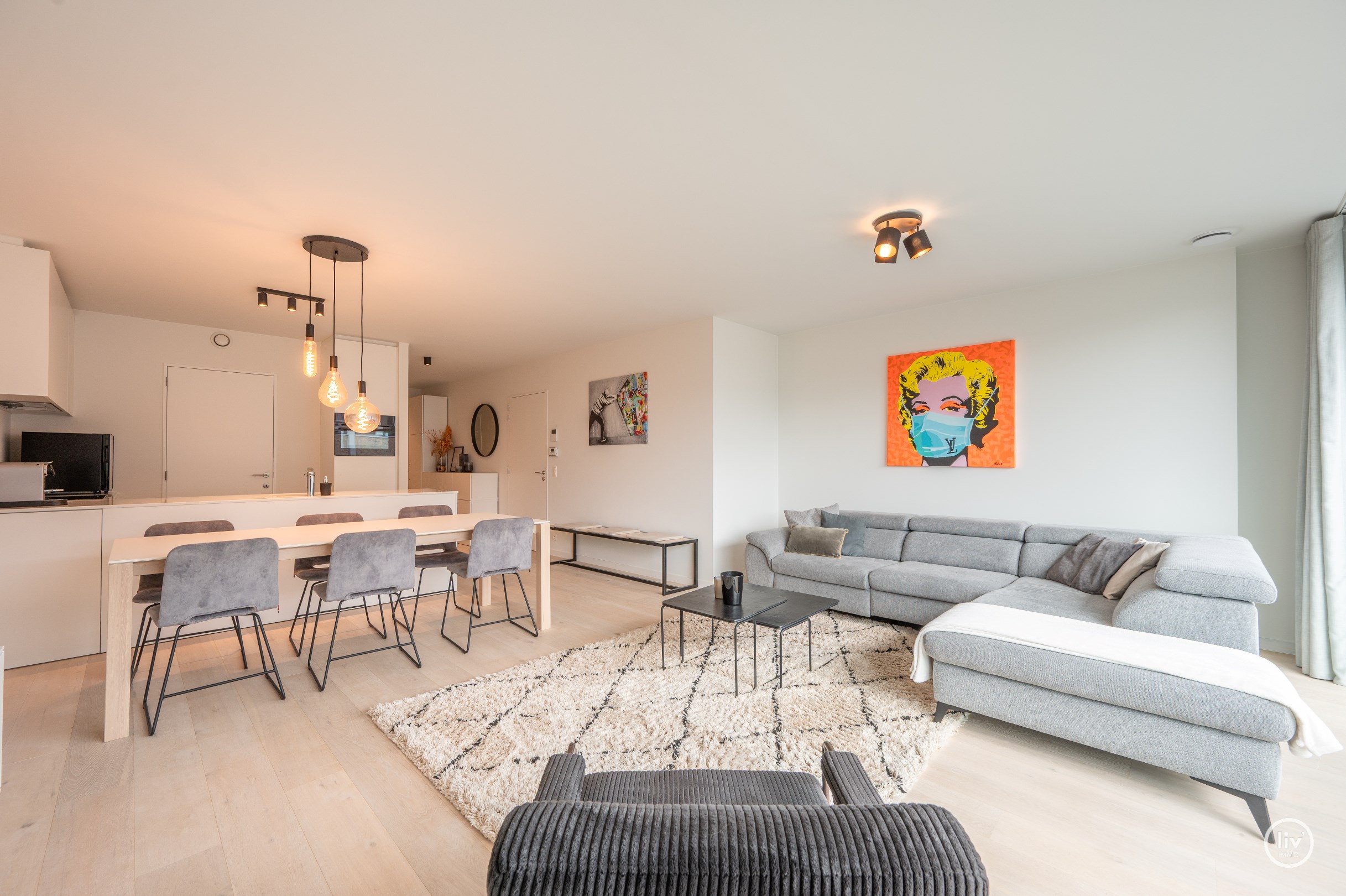 Luxueus afgewerkt appartement met 2 slaapkamers genietend van een open zicht gelegen in de Piers de Raveschootlaan. 