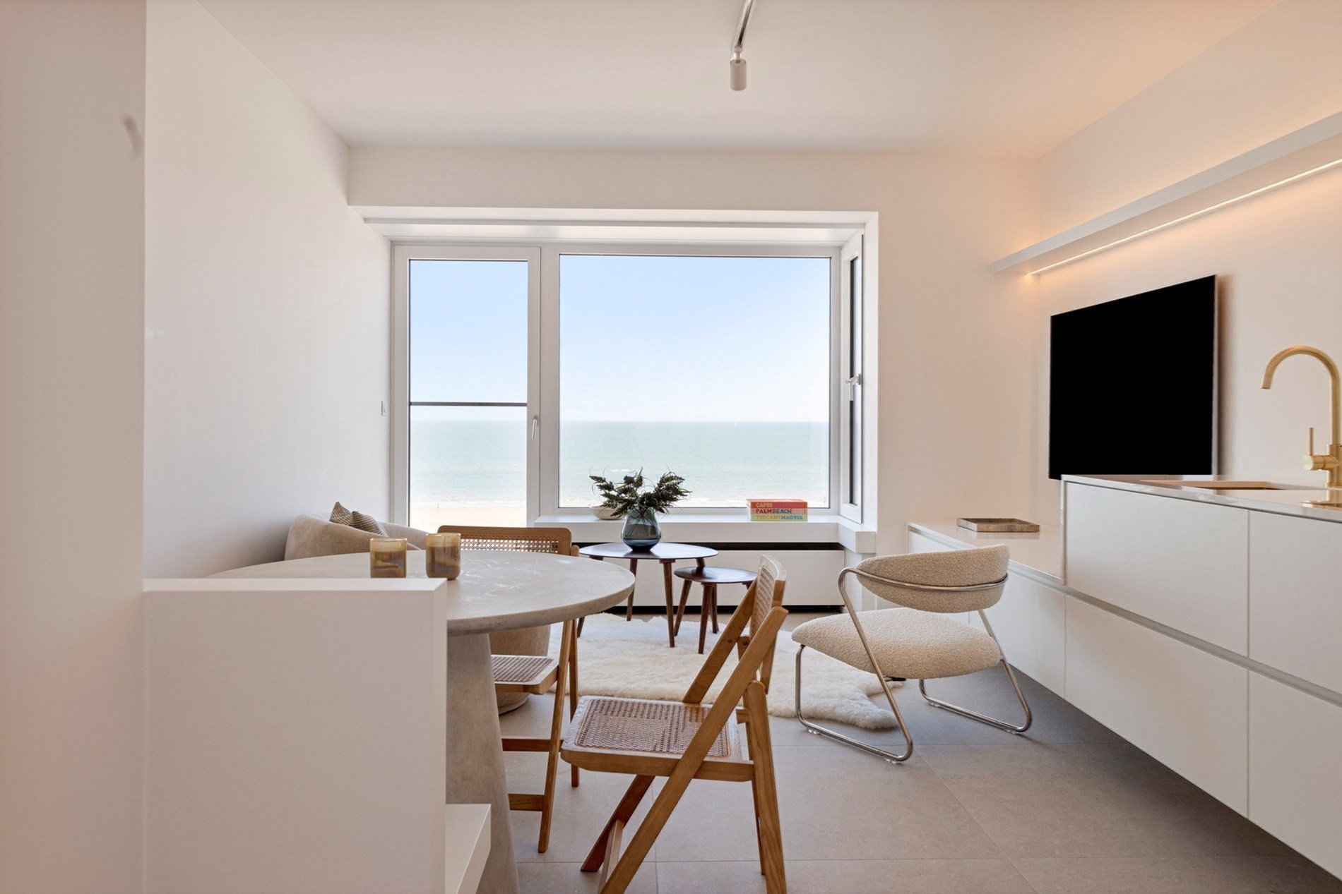 Opendeurdag Zaterdag 02/08 tussen 16u15 en 18u (Zeedijk Albertstrand 536): Gezellig en prachtig gerenoveerd vakantie appartement met frontaal zeezicht. 
