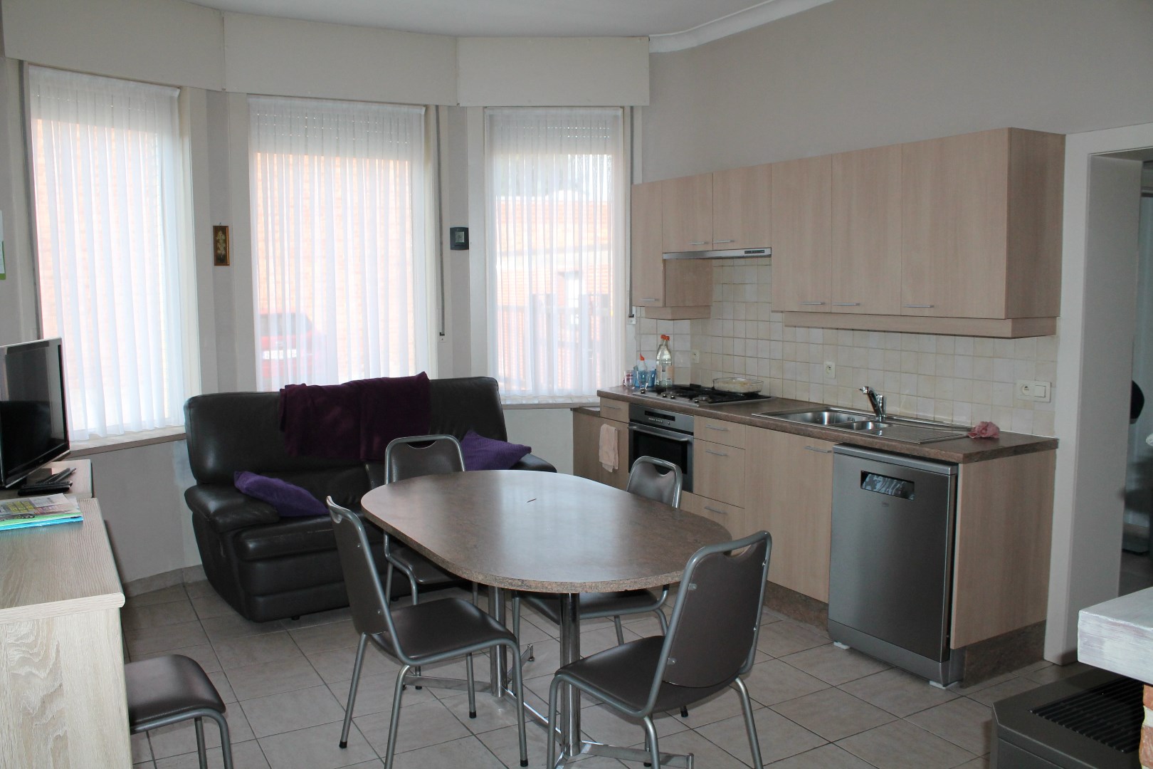 Grote en stevige woning, met garages, bergruimte en tuin op 1.324m&#178; 