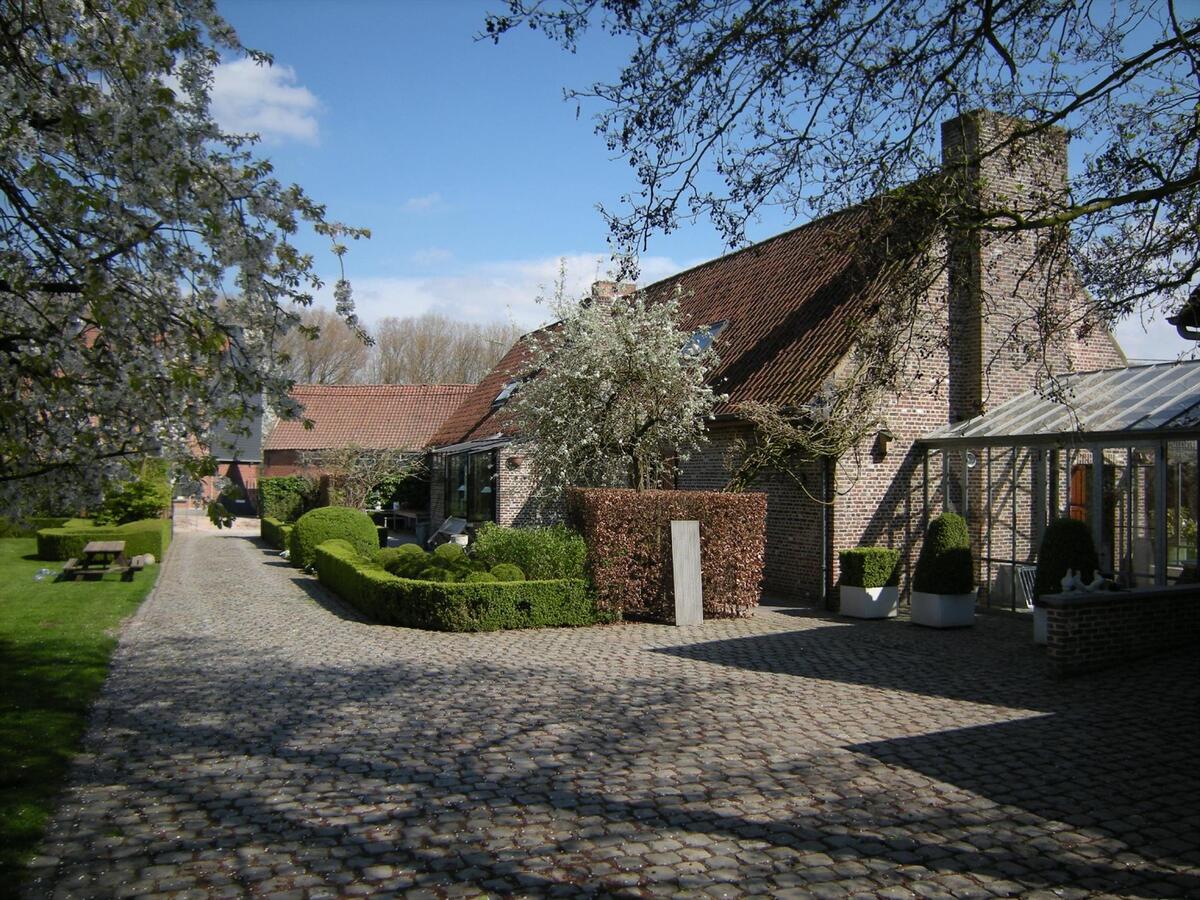 Charmant landhuis met bijgebouwen op ca. 76a 