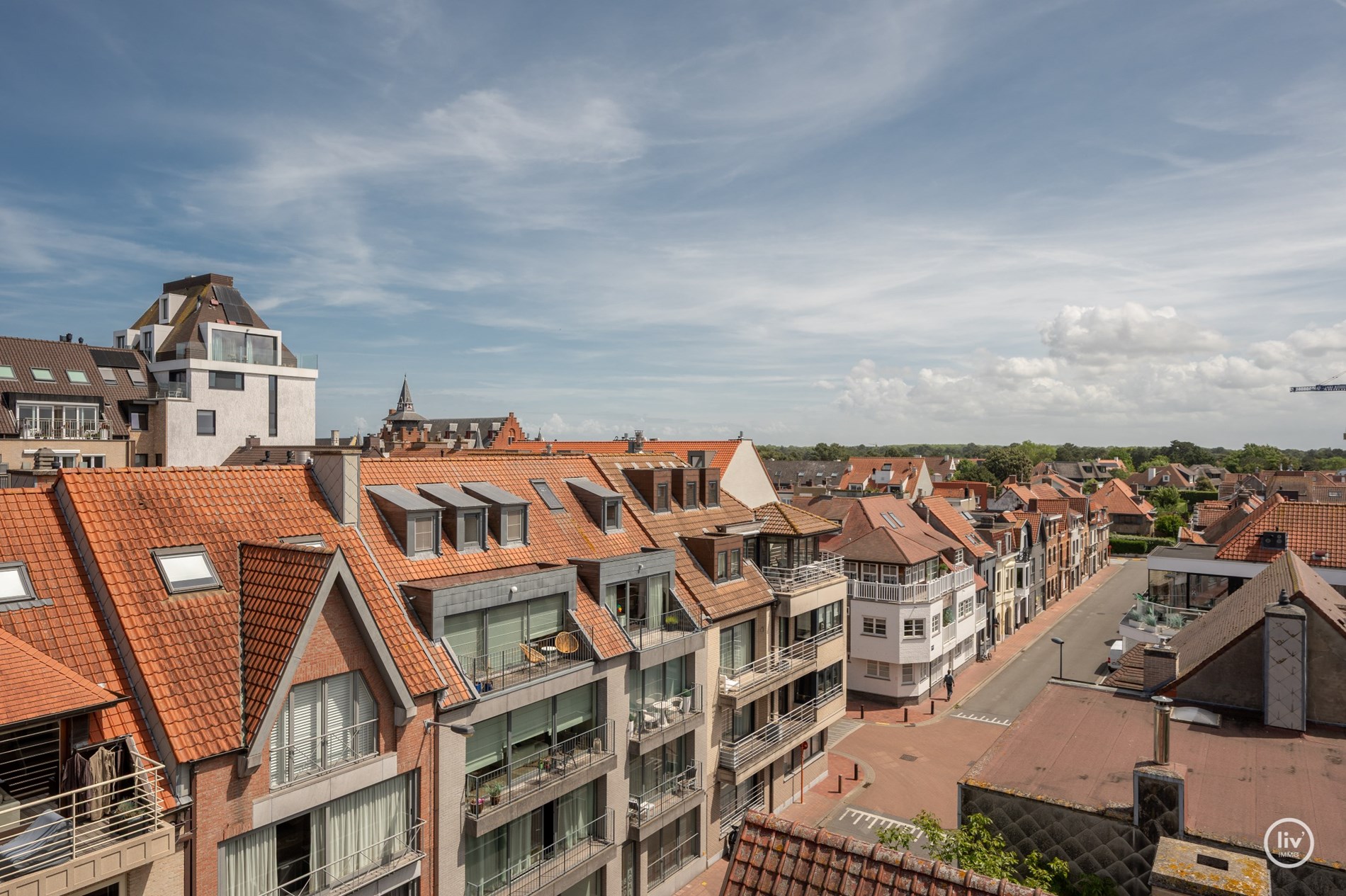 “Unieke Penthouse (1992) te koop op een toplocatie in Knokke –3 -kamerappartement met uitzonderlijke zonneterrassen van meer dan +/- 200m2 . 