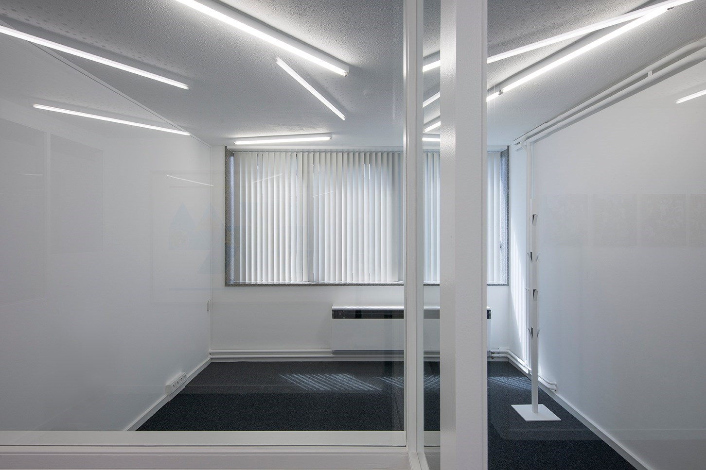 Instapklare kantoorruimte  (32 m&#178;) met parking en alle faciliteiten inclusief, Torhout. 