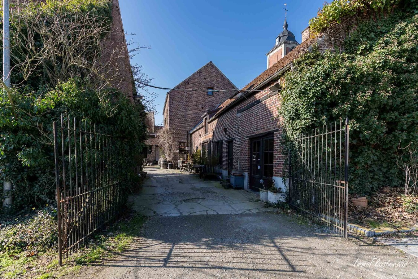 Manege met woning en aanhorigheden op ca. 1ha te Mollem (Asse; Vlaams-Brabant) 