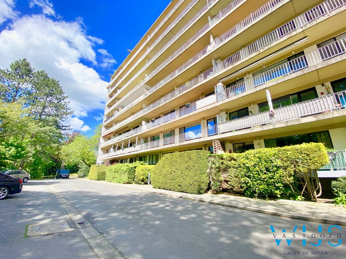 Gerenoveerd 2 slaapkamerappartement met garage te Evergem! 