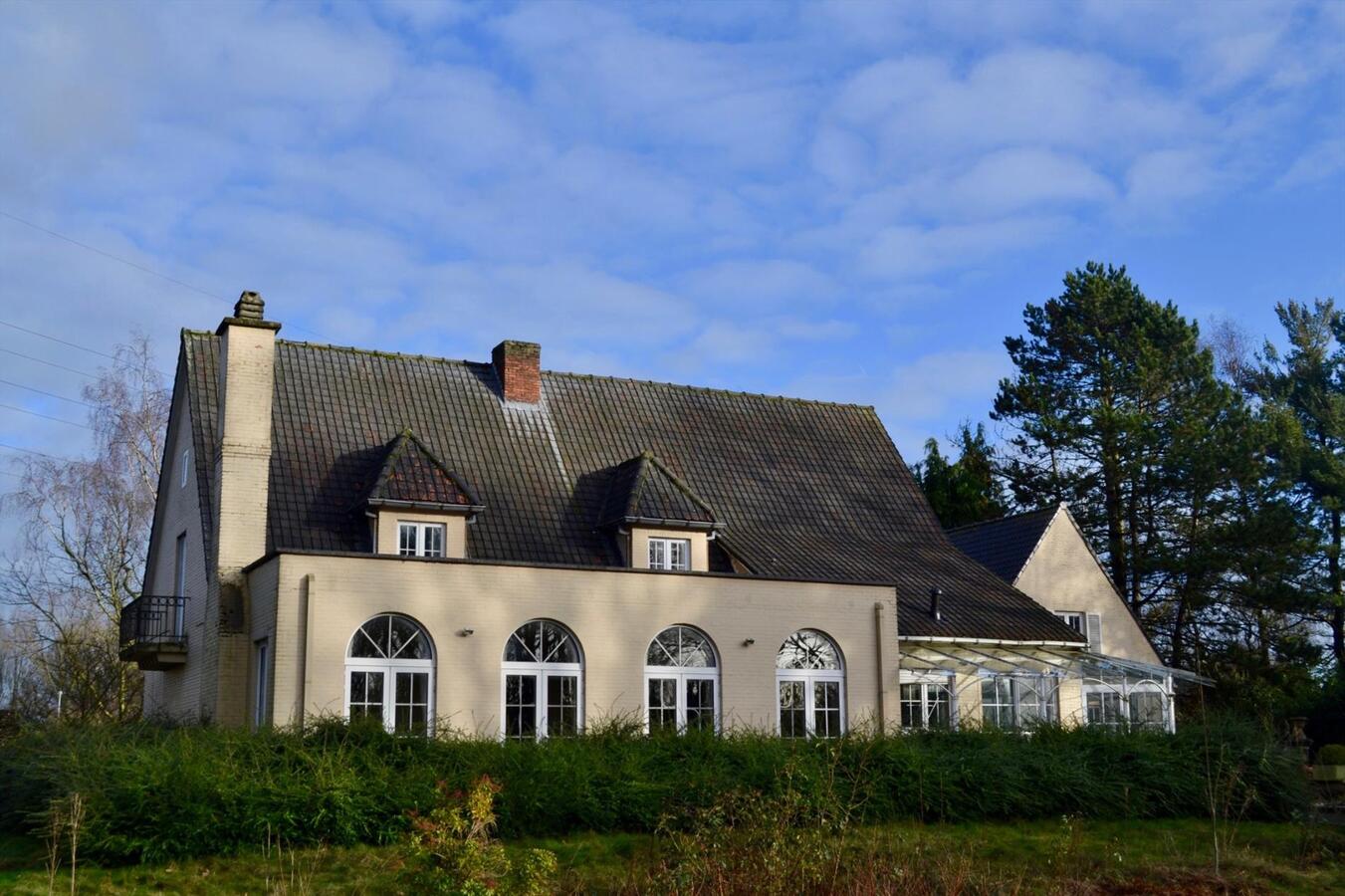 Landhuis met veel mogelijkheden op een domein van 1,4 Ha te Sint-Niklaas 