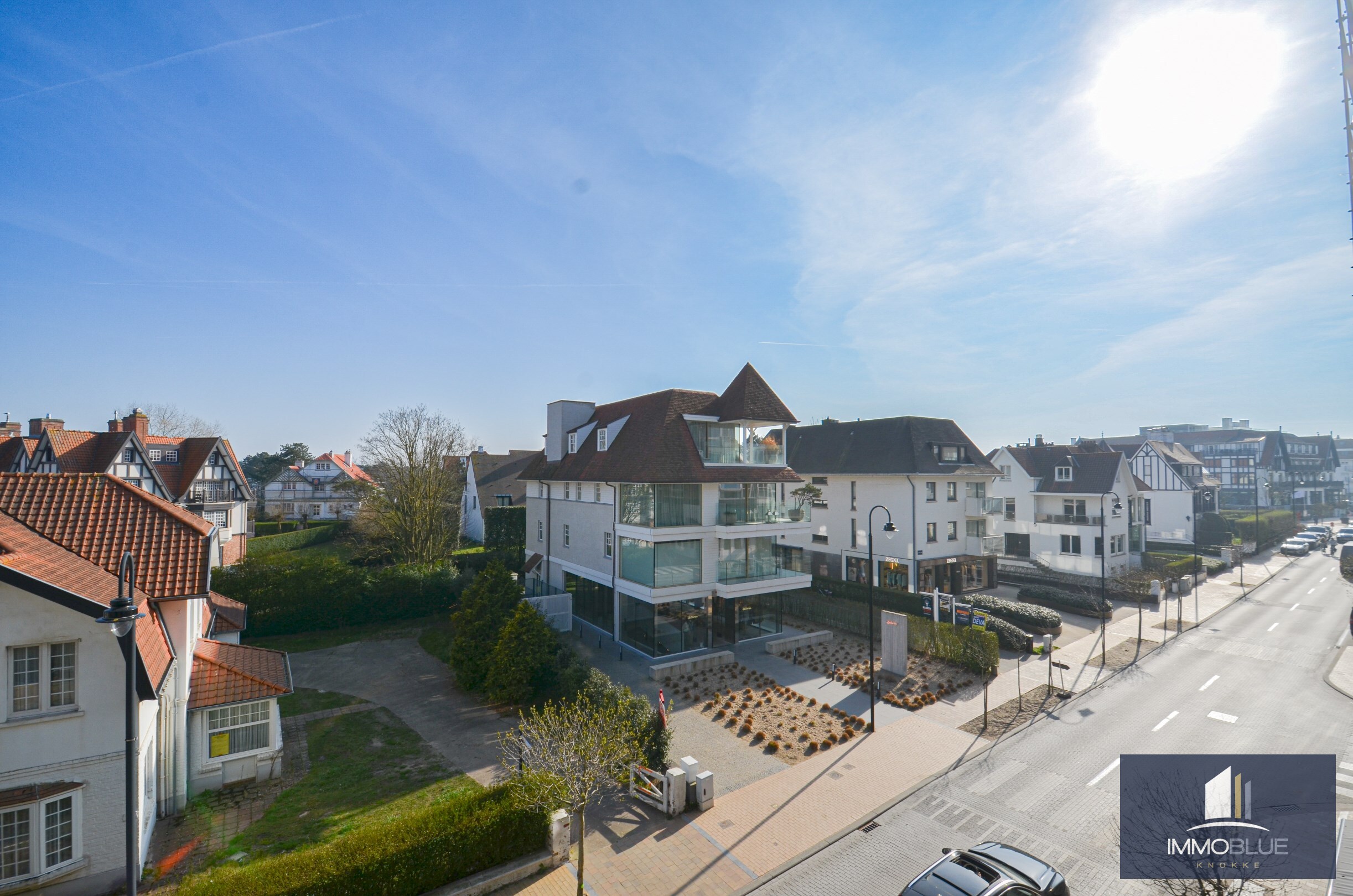 Volledig gerenoveerd, tijdloos appartement met open zicht en een royale gevelbreedte. 