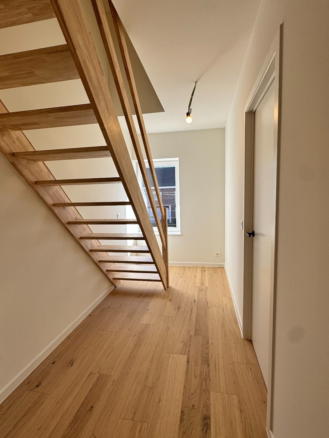 Instapklare, gerenoveerde woning met tuin, uitweg en carport 