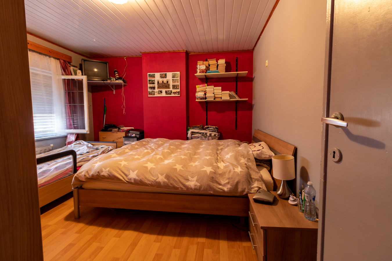 Ruime gezinswoning met 5 slaapkamers en garage te Eernegem 
