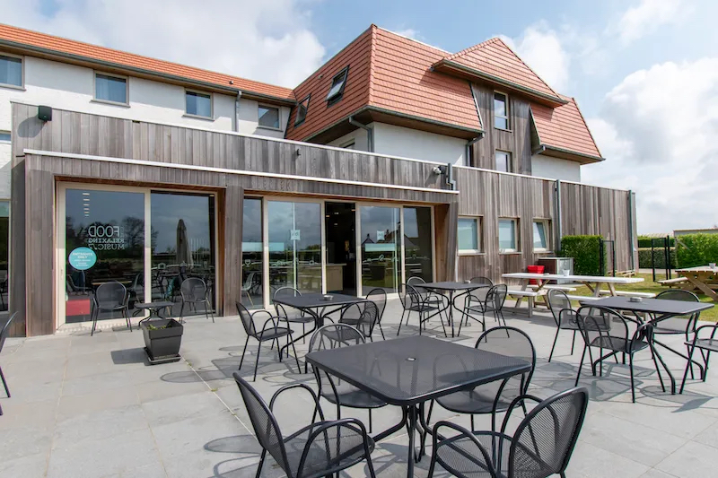 Ibis hotel met prachtig buitenzwembad aan de Belgische Kust 
