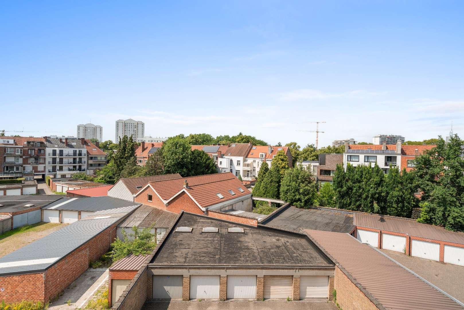 Lichtrijk 2-slpk appartement met garage 