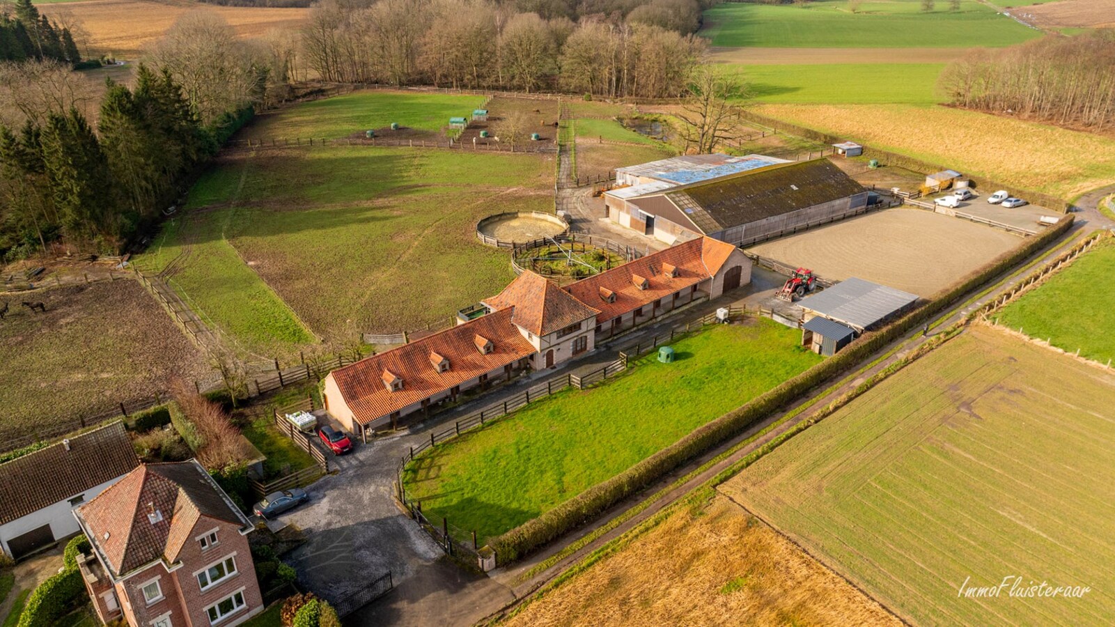 Prachtig paardencomplex met bedrijfswoning, ca. 33 stallen en binnenpiste op meer dan 5,6ha te Bever (Vlaams-Brabant) 