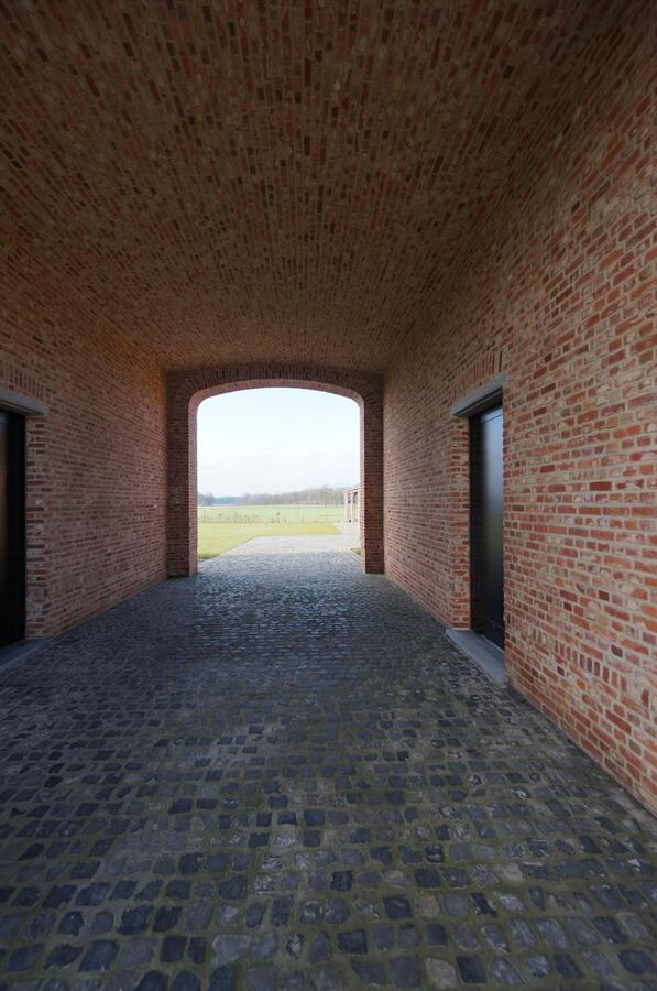 Prachtige nieuwbouw hoeve met stalgebouw, schuur en weiland op ca. 1ha te Merksplas 