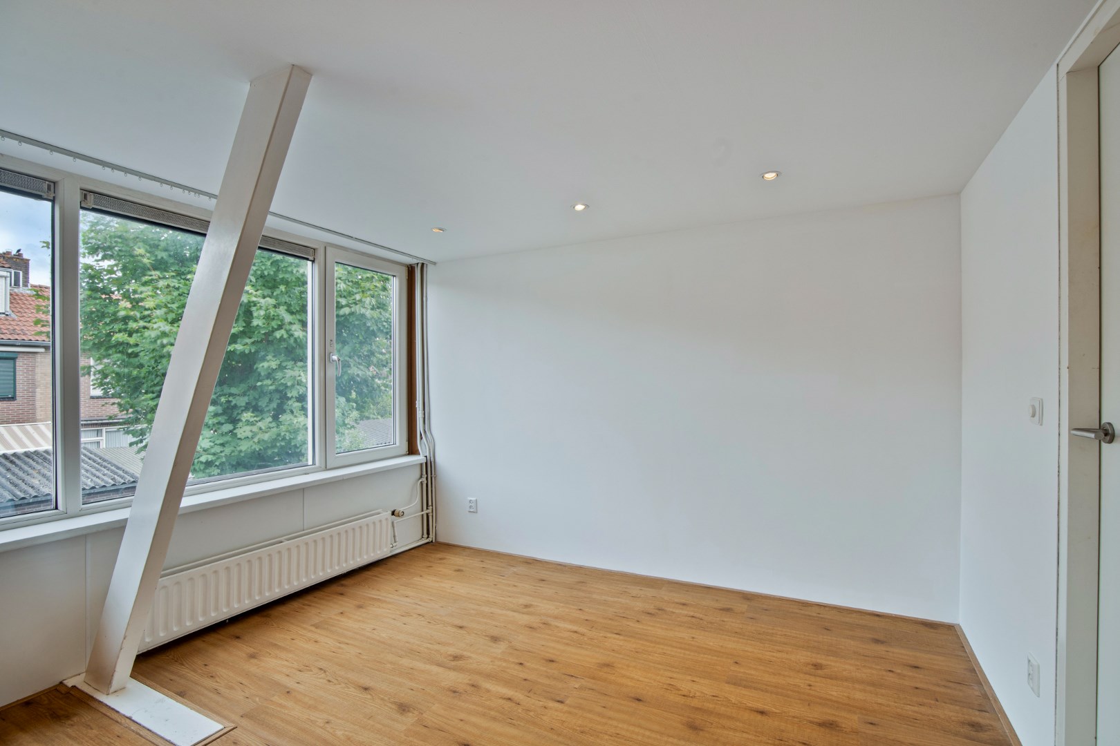 Charmante en knusse uitgebouwde jaren &#39;30 woning met tuin met kunststof kozijnen en gelegen op eigen grond! 