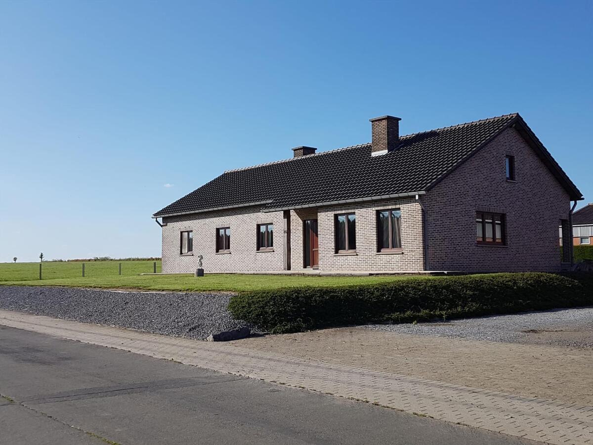 Degelijke woning met grote stalgebouwen op ca. 2ha te Gutschoven (Heers) 