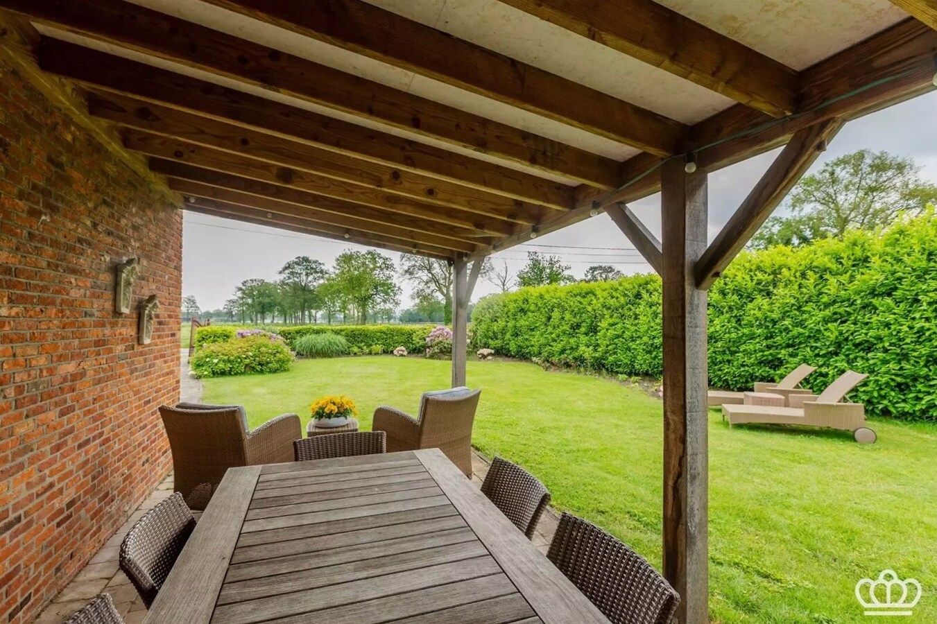 Magnifiquement situ&#233;e, charmante maison avec des installations pour chevaux sur environ 1,8 ha &#224; Essen. 