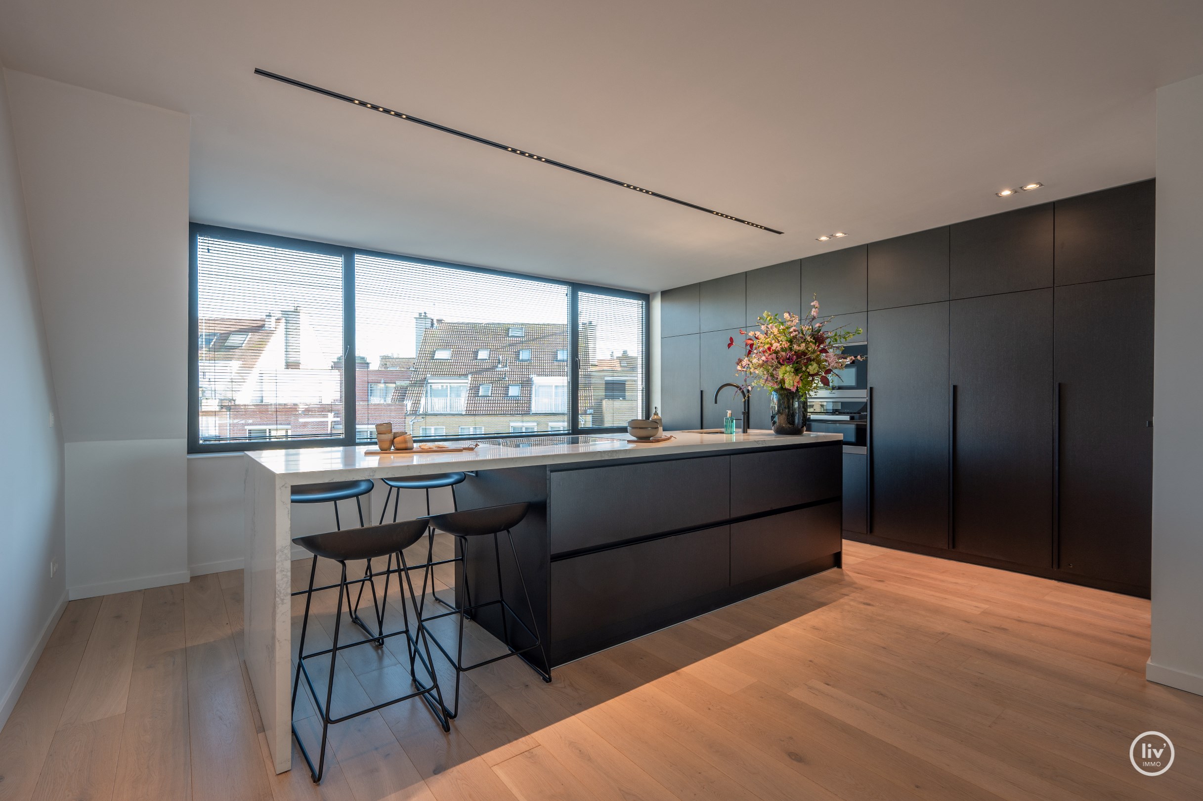 Magnifique appartement en duplex r&#233;nov&#233; avec de magnifiques vues d&#233;gag&#233;es et des terrasses &#224; proximit&#233; de la place Rubens et de la digue &#224; Knokke. 