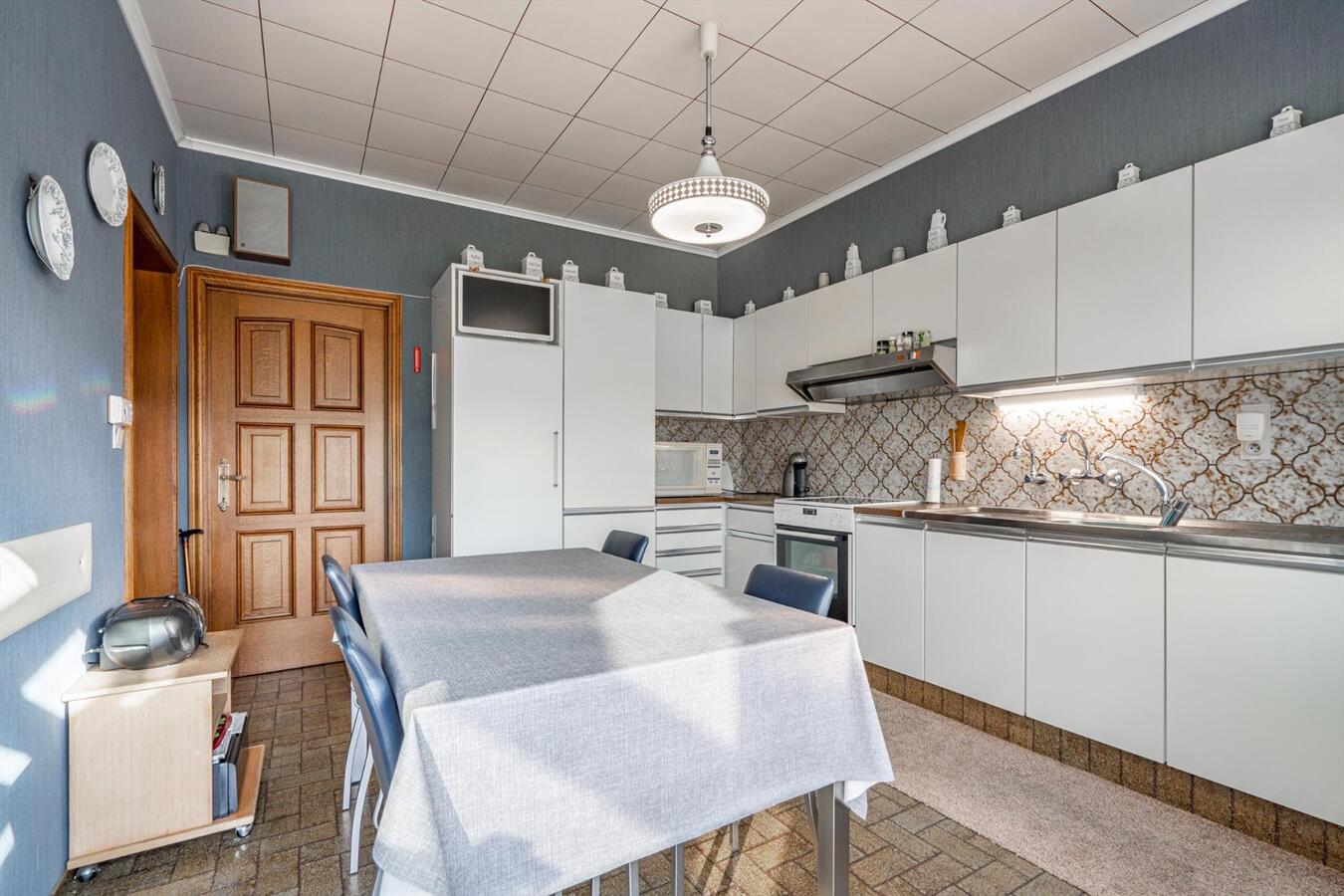Grote woning met 6 slaapkamers en atelier op 2645 m&#178; te Koekelare 