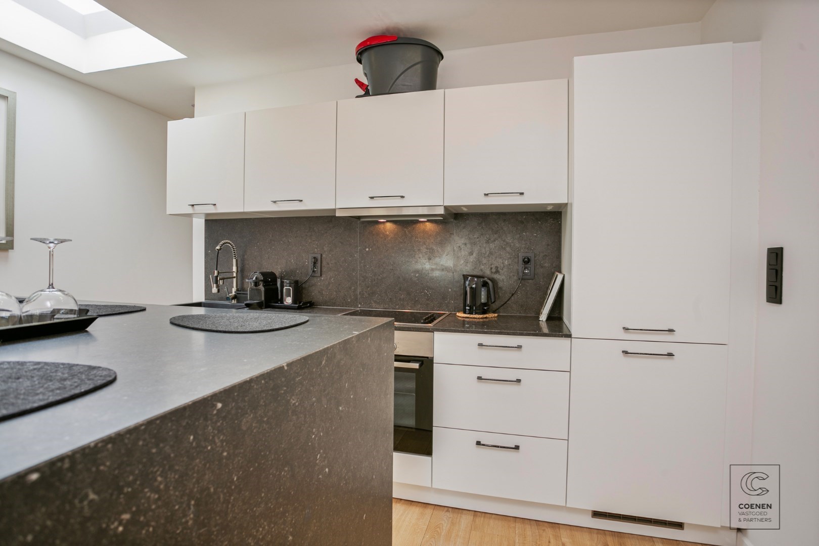 Prachtig gerenoveerd (gemeubeld!) appartement met 2 slpk&#39;s en een bew. opp. van ca. 70 m&#178; 