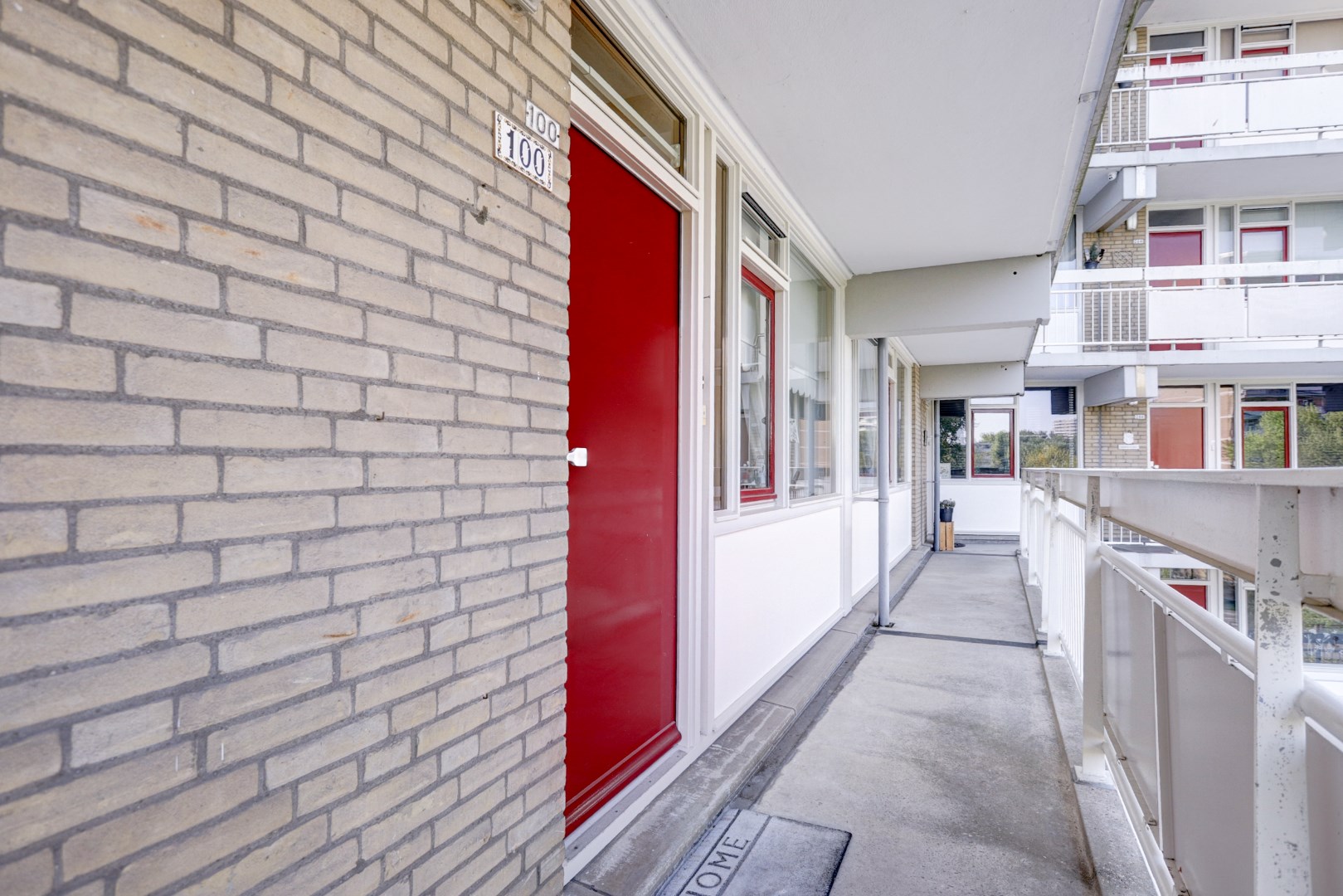 Licht 3 (voorheen 4) kamer appartement op de vijfde verdieping met woningbreed balkon! 