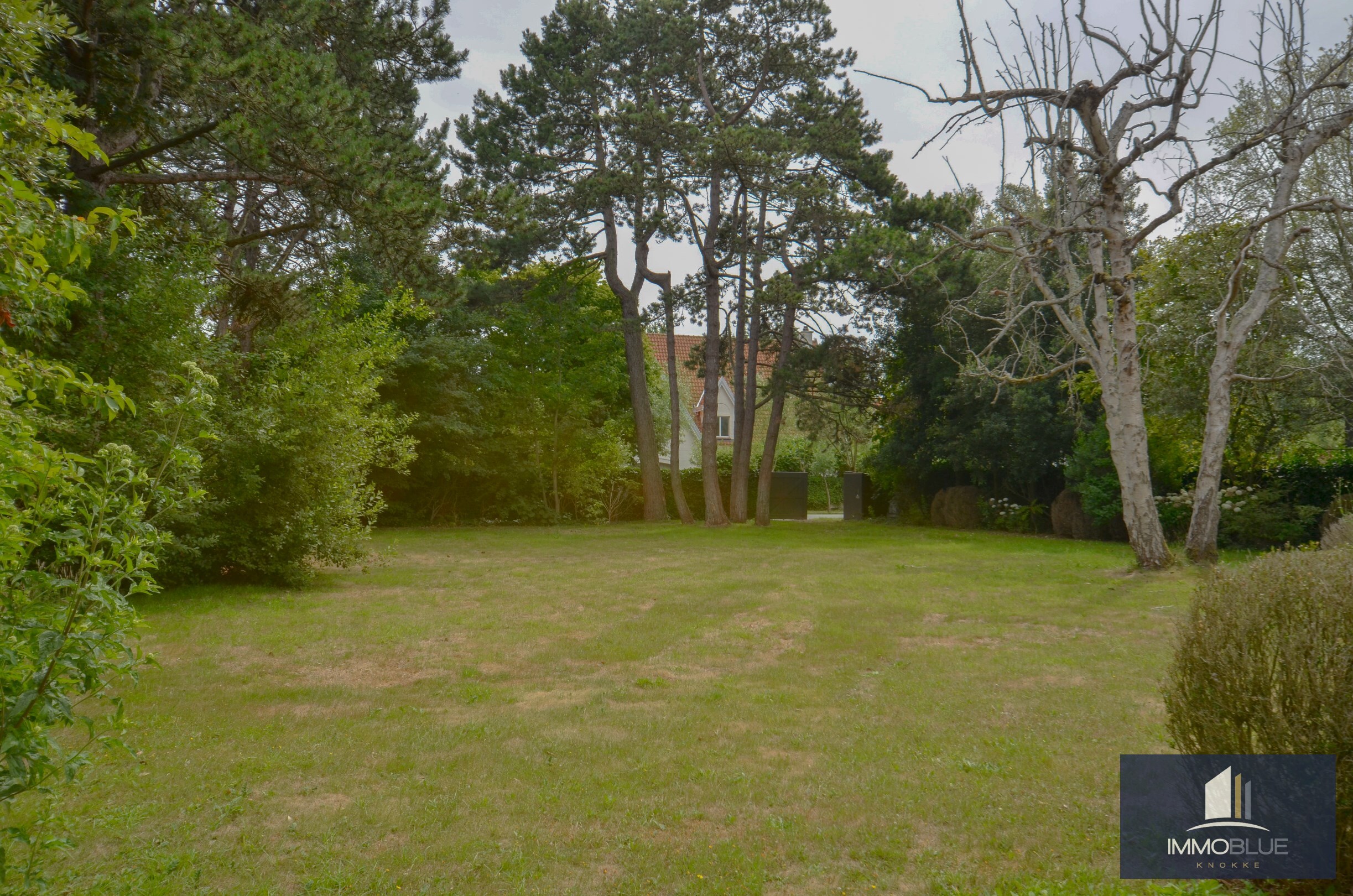Villa exclusive, situ&#233;e au calme sur un terrain de 1.628 m&#178;, &#224; proximit&#233; du Royal Zoute Tennis Club. 