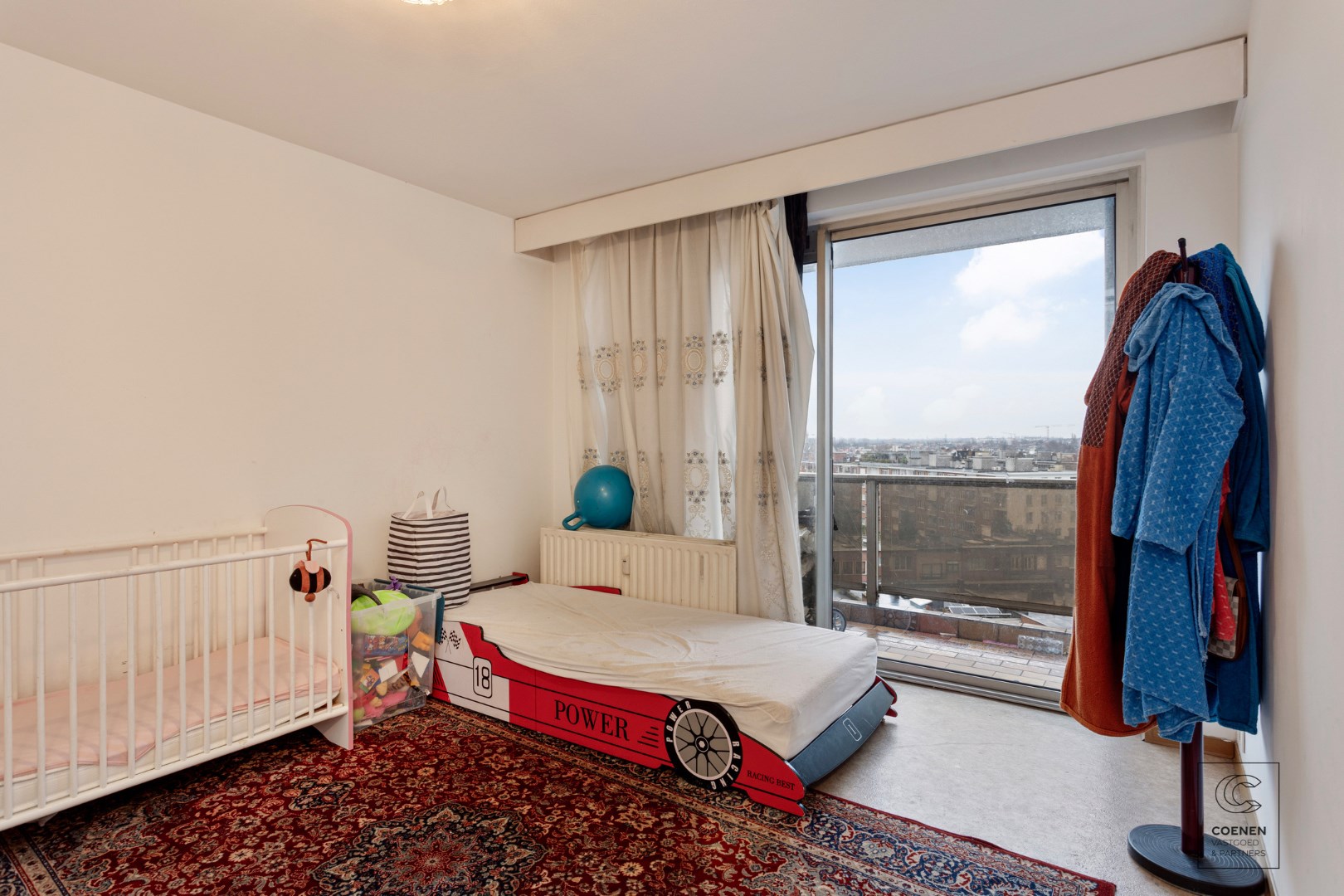 Instapklaar appartement met een bew opp van 90m&#178;, 2 slpk&#39;s en zonnig terras te Borgerhout. 