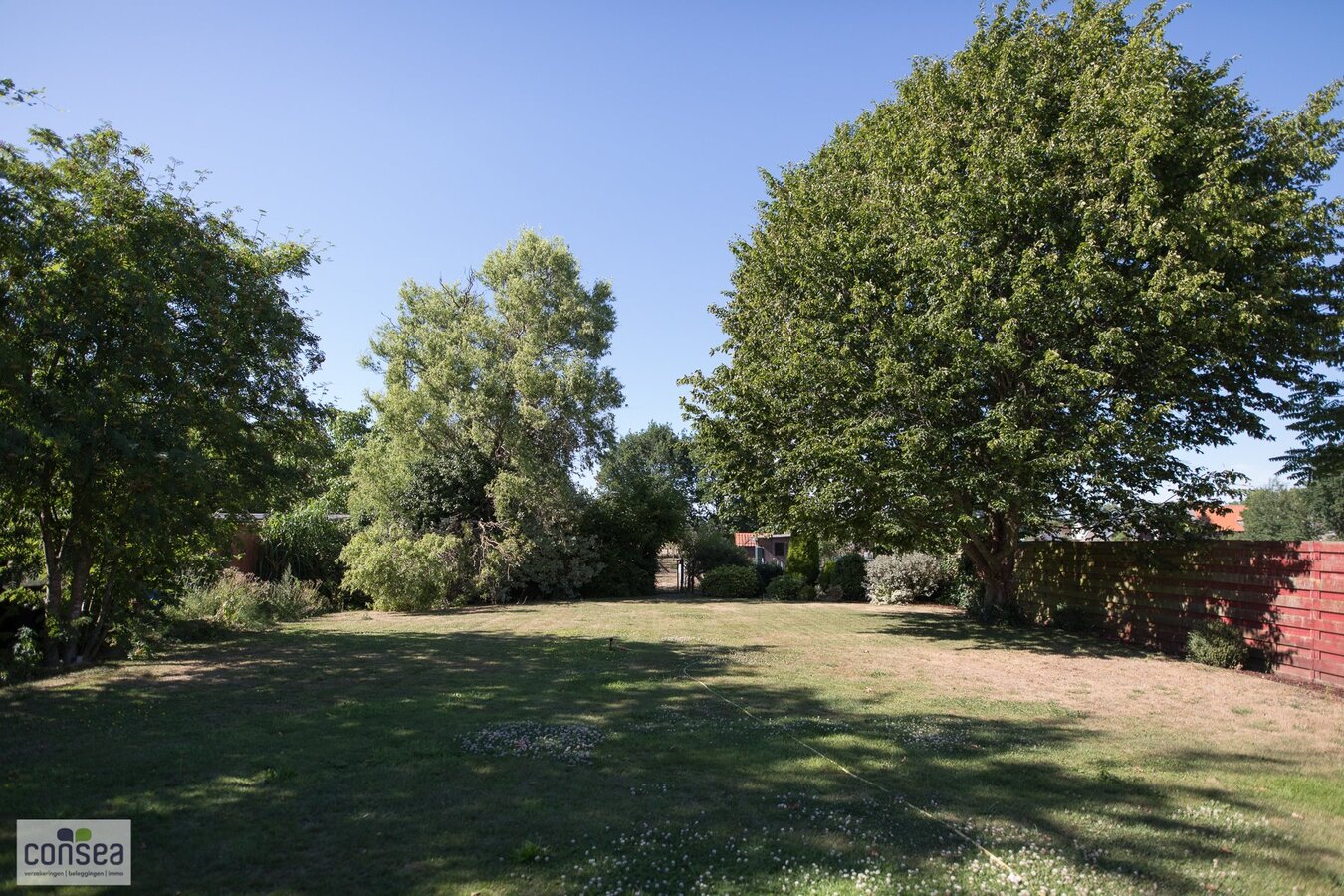 TE KOOP: VRIJSTAANDE WONING OP EEN MAGNIFIEK STUK GROND. 