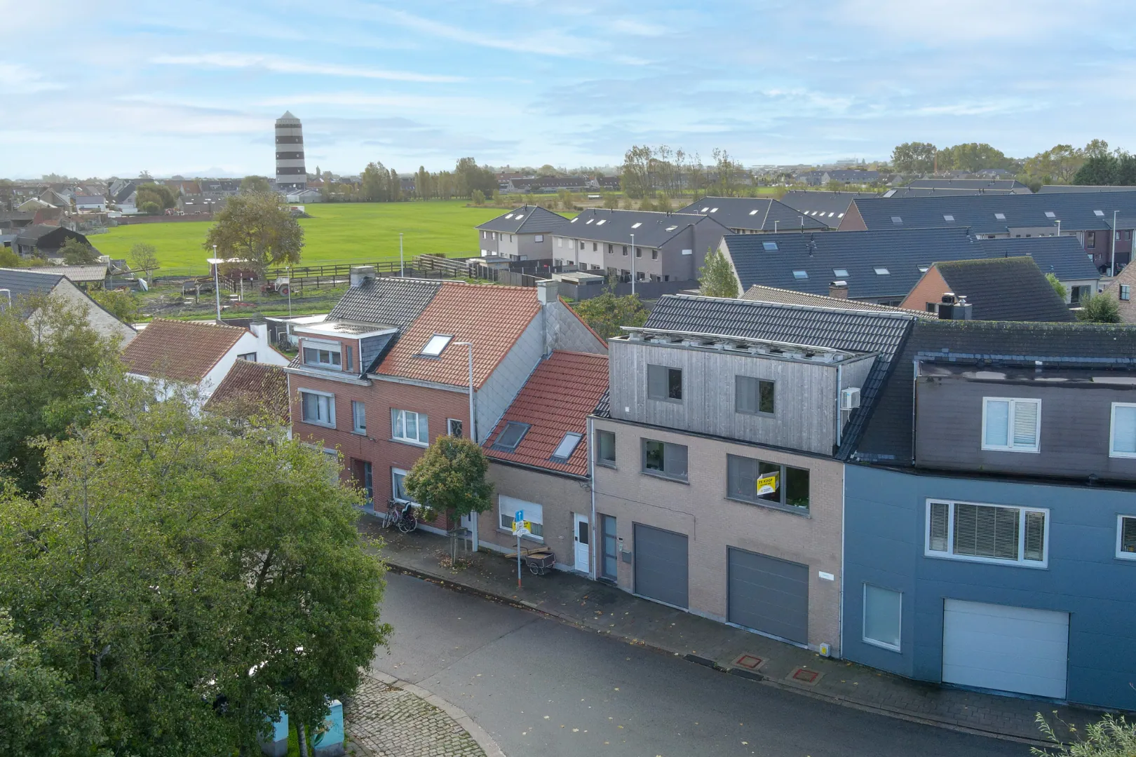 Prachtig vernieuwde en ruime bel-etage woonst met magazijn