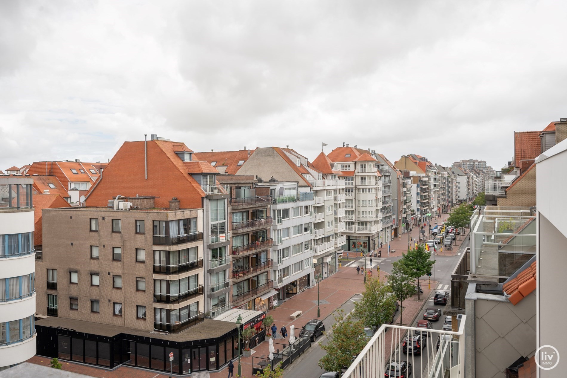 Ruim en zongericht duplexappartement gelegen op een uitstekende locatie in de Lippenslaan. 