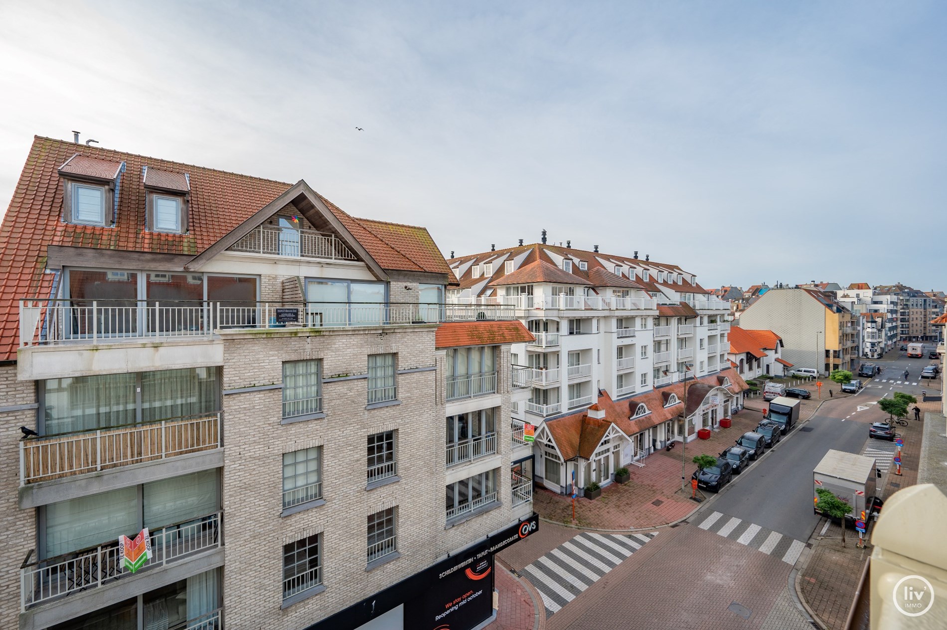 Super confortable et luxueux duplex avec 3 chambres, garage dans la r&#233;sidence, &#224; proximit&#233; de la plage et de l&#39;avenue Lippens. 