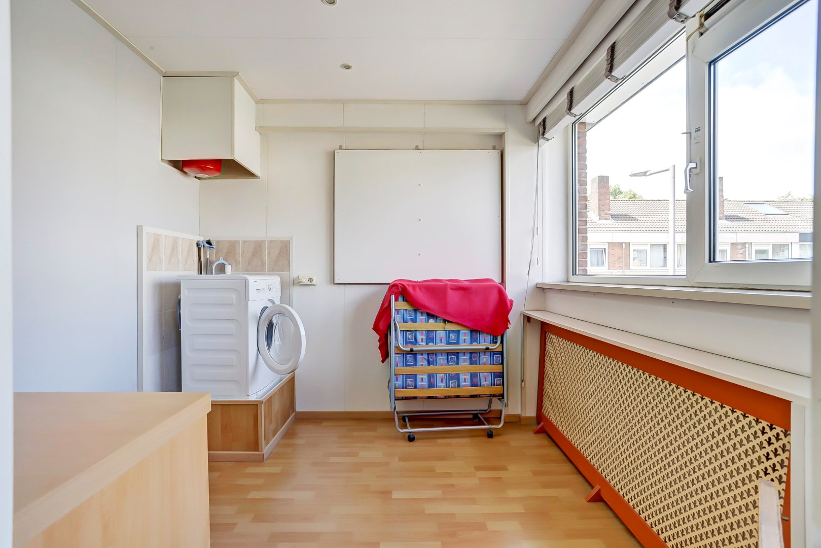 Leuke starters hoekwoning op 206 m&#178; eigen grond met 4- (voorheen 5) kamers, kunststof kozijnen en zonnige brede tuin! 