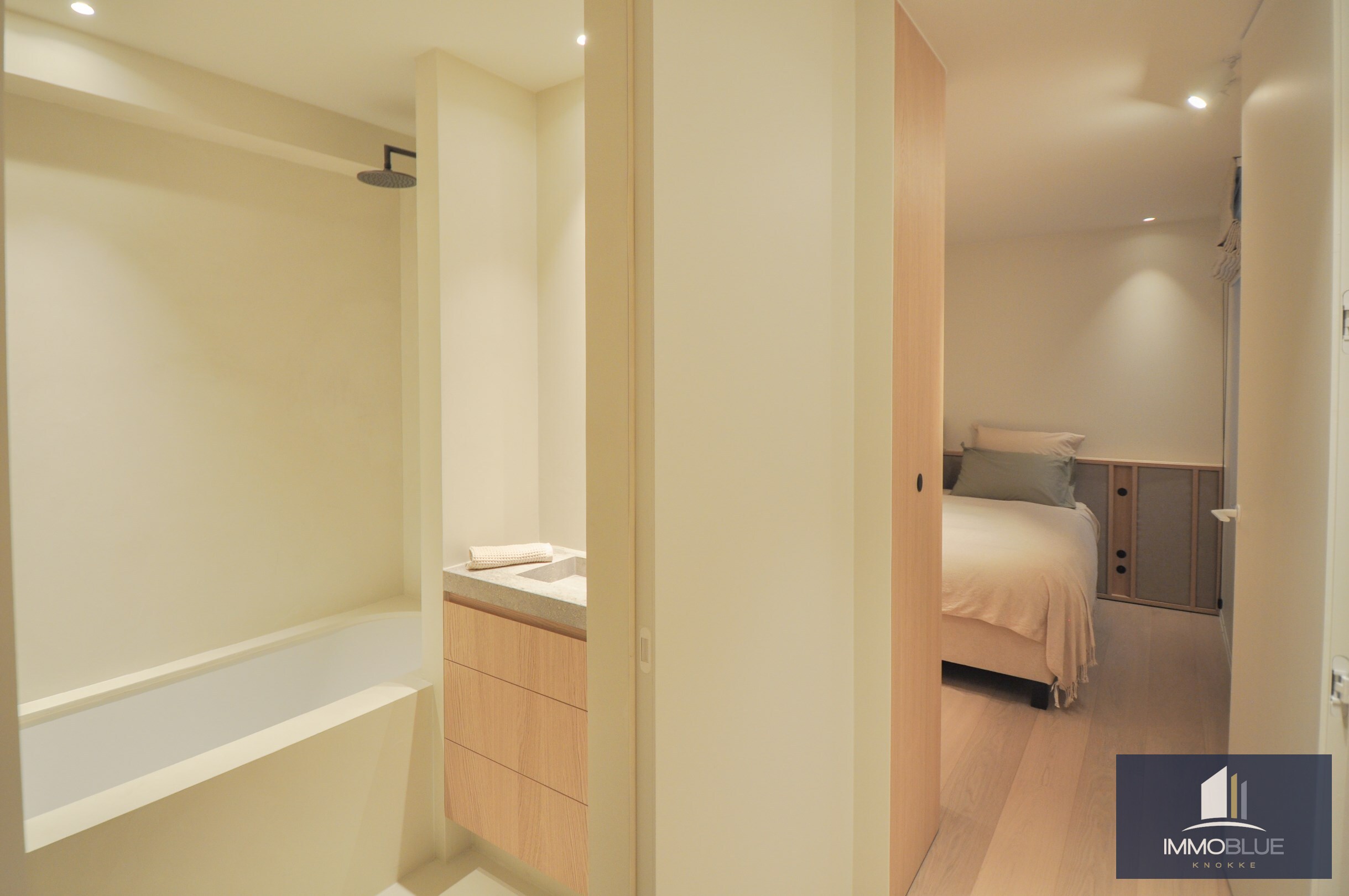 Volledig gerenoveerd appartement met een mooi zijdelings zeezicht gelegen nabij het Driehoeksplein. 