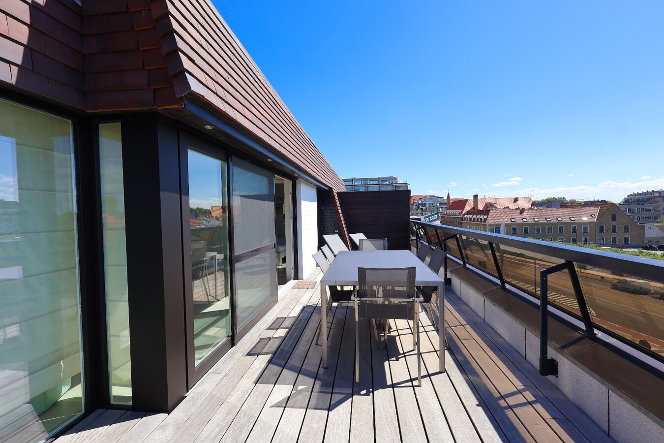 Penthouse ensoleill&#233; avec terrasse spacieuse &amp; deux chambres &#224; coucher 