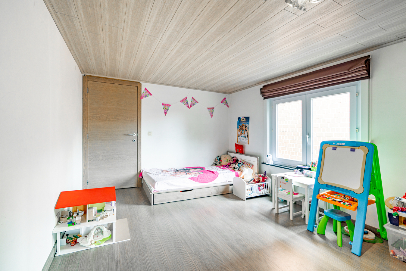 Gerenoveerde woning met 3 ruime slaapkamers, zonnepanelen en garage in centrum Roeselare 