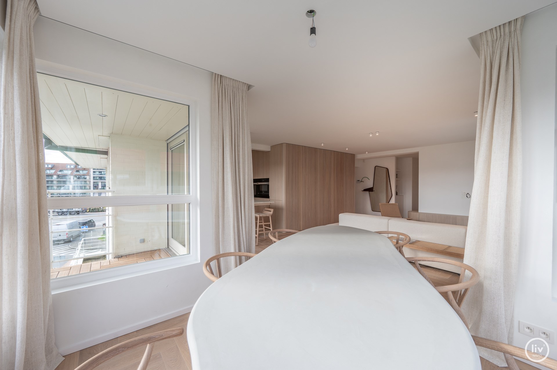 Gerenoveerd HOEKappartement in een luxueuze villaresidentie met open zicht op la reserve en het casino te Knokke. 