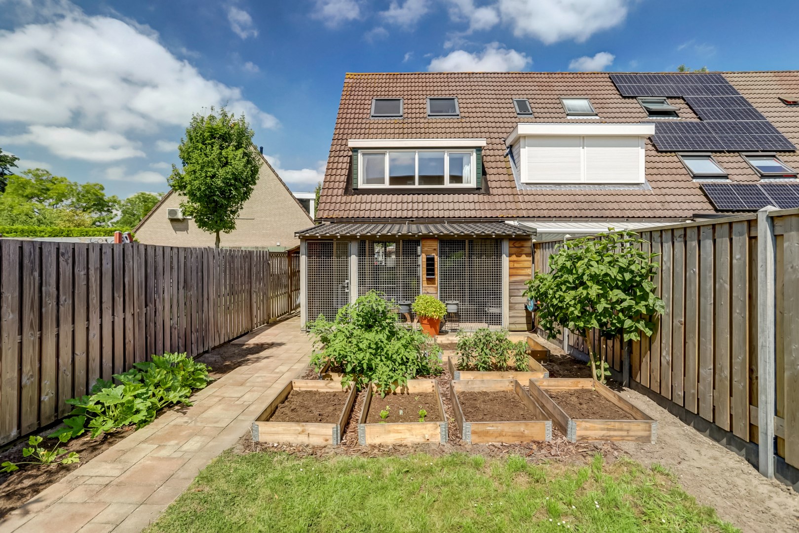 Instapklaar 5-kamer hoekwoning met 4 slaapkamers, moderne keuken en badkamer, ruime onderhoudsvriendelijke tuin en gelegen op EIGEN GROND! 