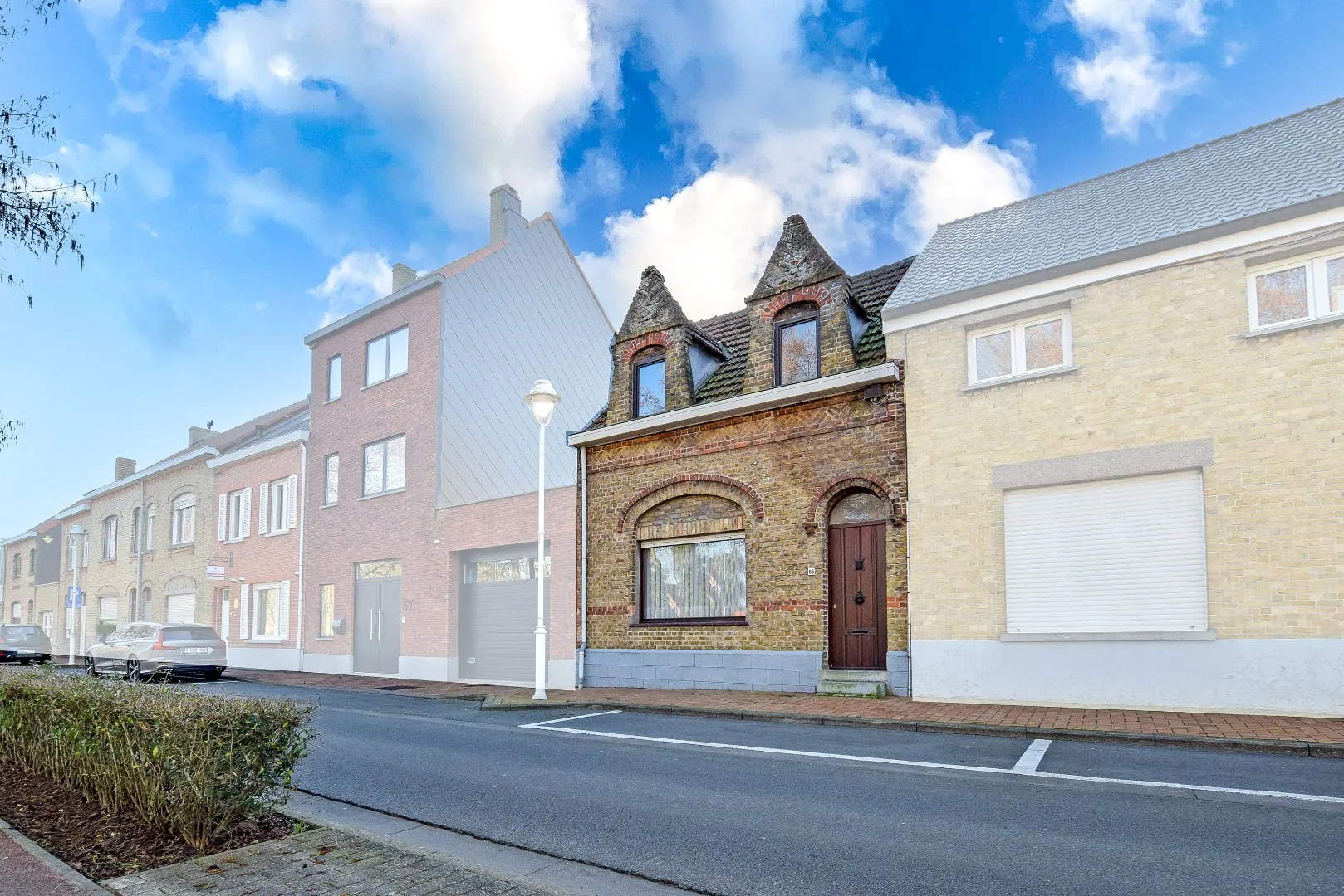 Te renoveren rijwoning met garage achteraan langs de Oude Veurnevaart te Nieuwpoort.