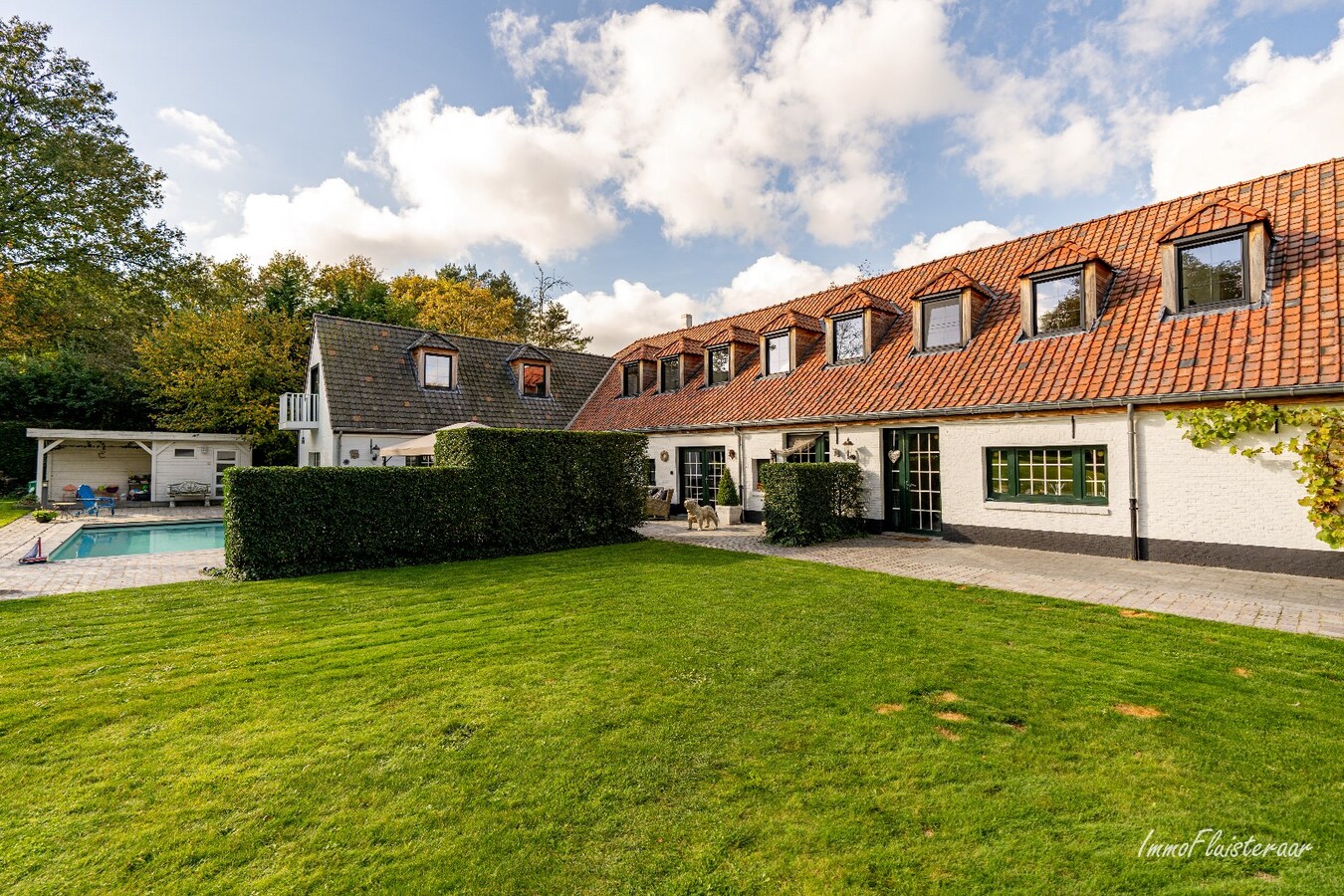 Unieke trainingsstal met prachtige villa op ca. 1 ha te Halle-Zoersel (Mogelijkheid tot aankoop extra weide) 